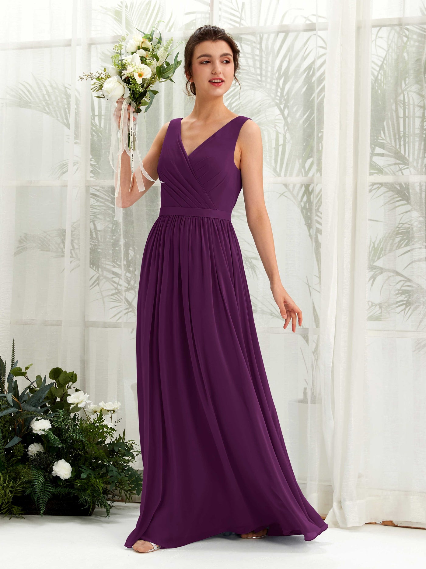 Carlyna Vestido línea A escote en V hasta el suelo fruncido dama de honor Uva #color_uva