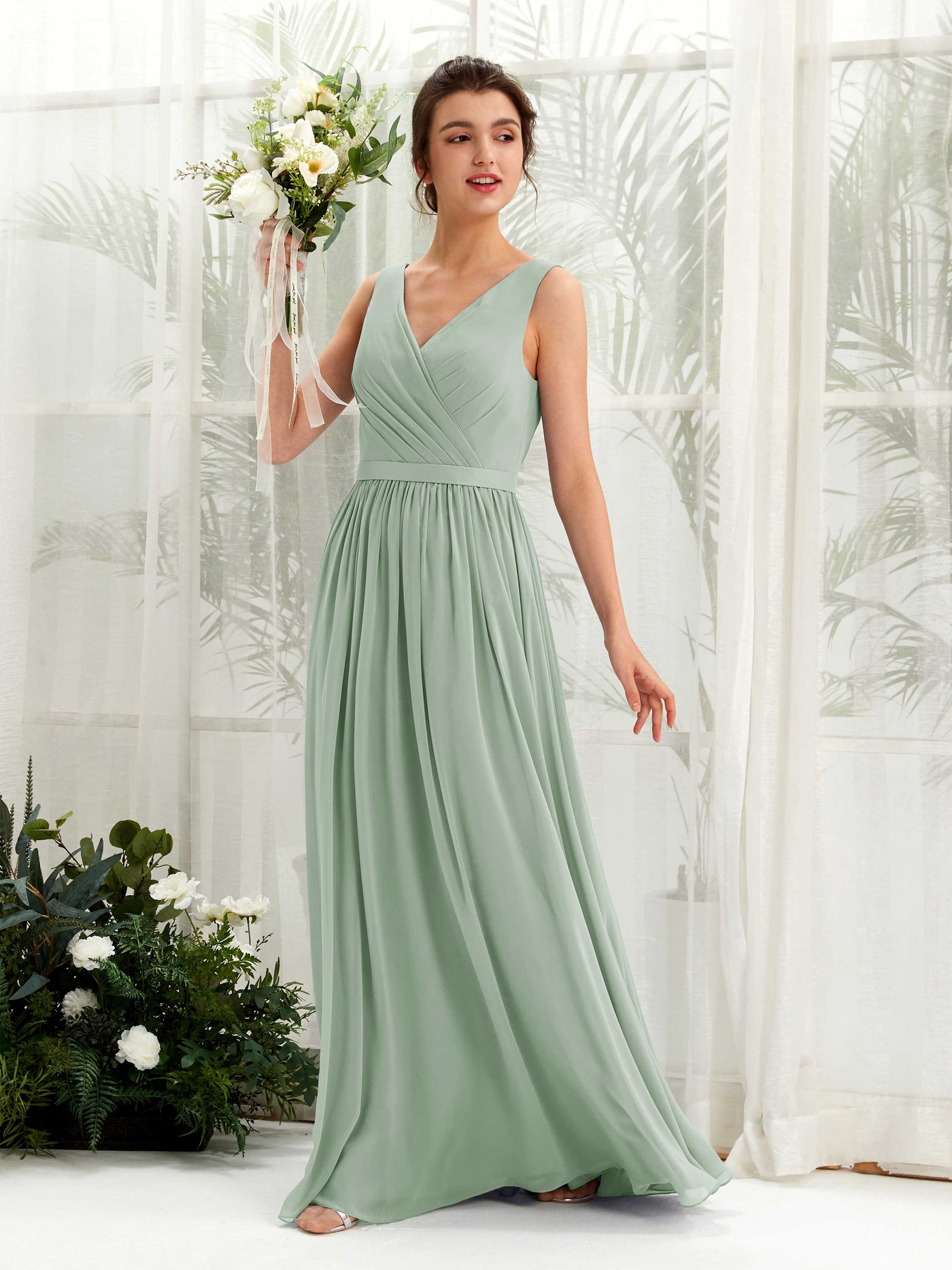 Carlyna Vestido línea A escote en V hasta el suelo fruncido dama de honor Verde Salvia #color_verde-salvia