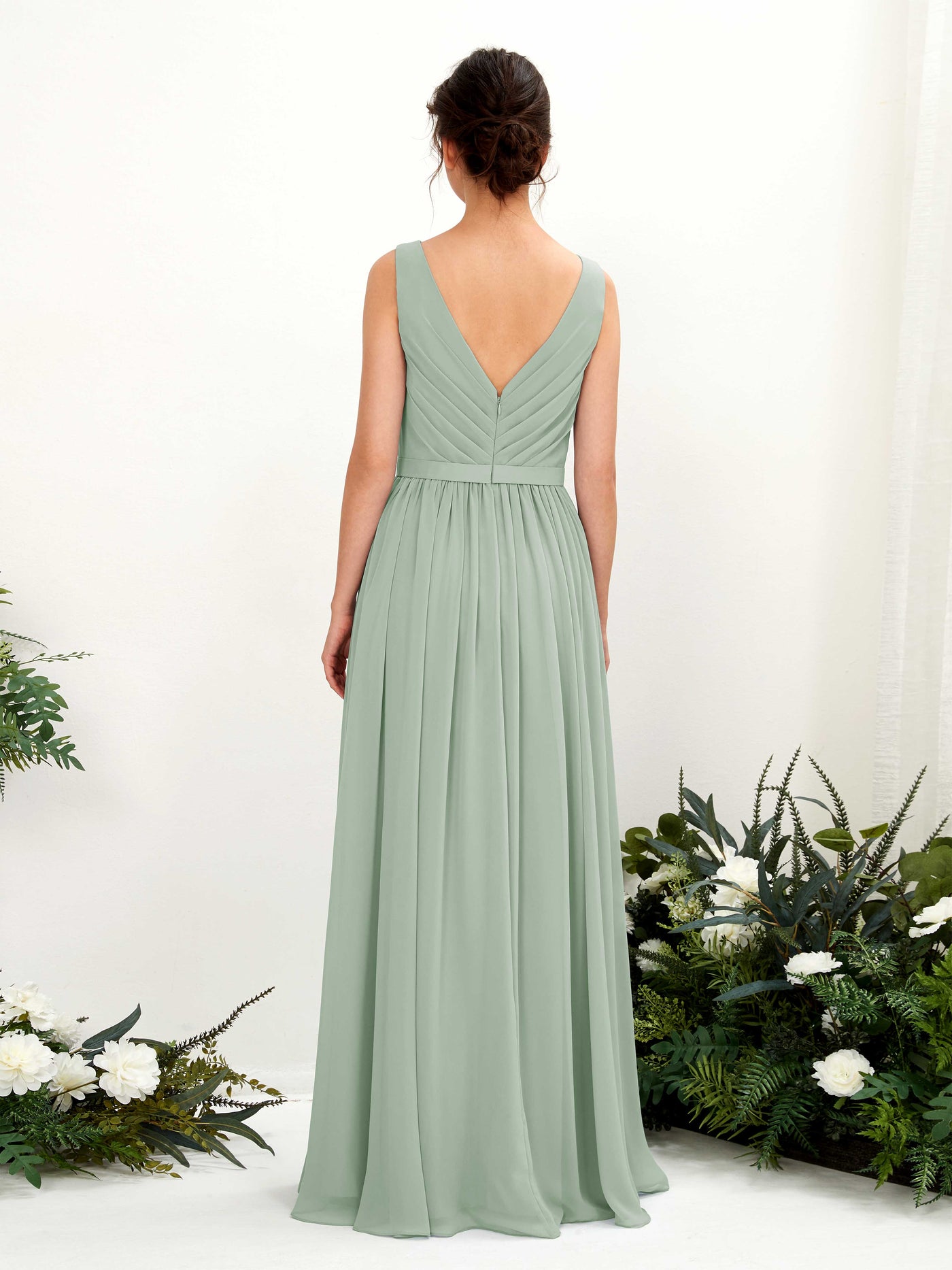 Carlyna Vestido línea A escote en V hasta el suelo fruncido dama de honor Verde Salvia #color_verde-salvia