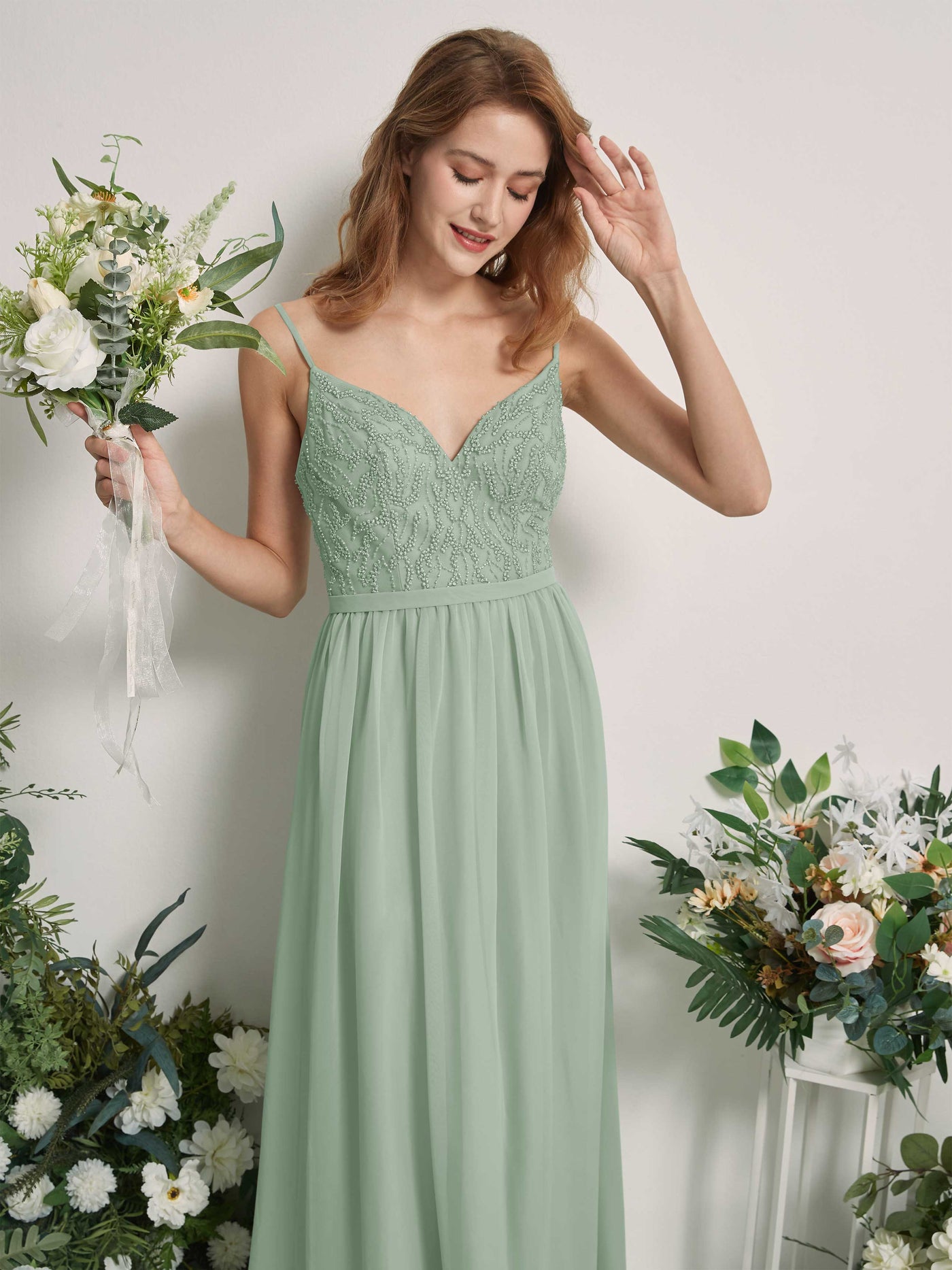 Carlyna Vestido Línea A Escote en V Hasta el suelo Fruncido Dama de honor Verde Salvia #color_verde-salvia