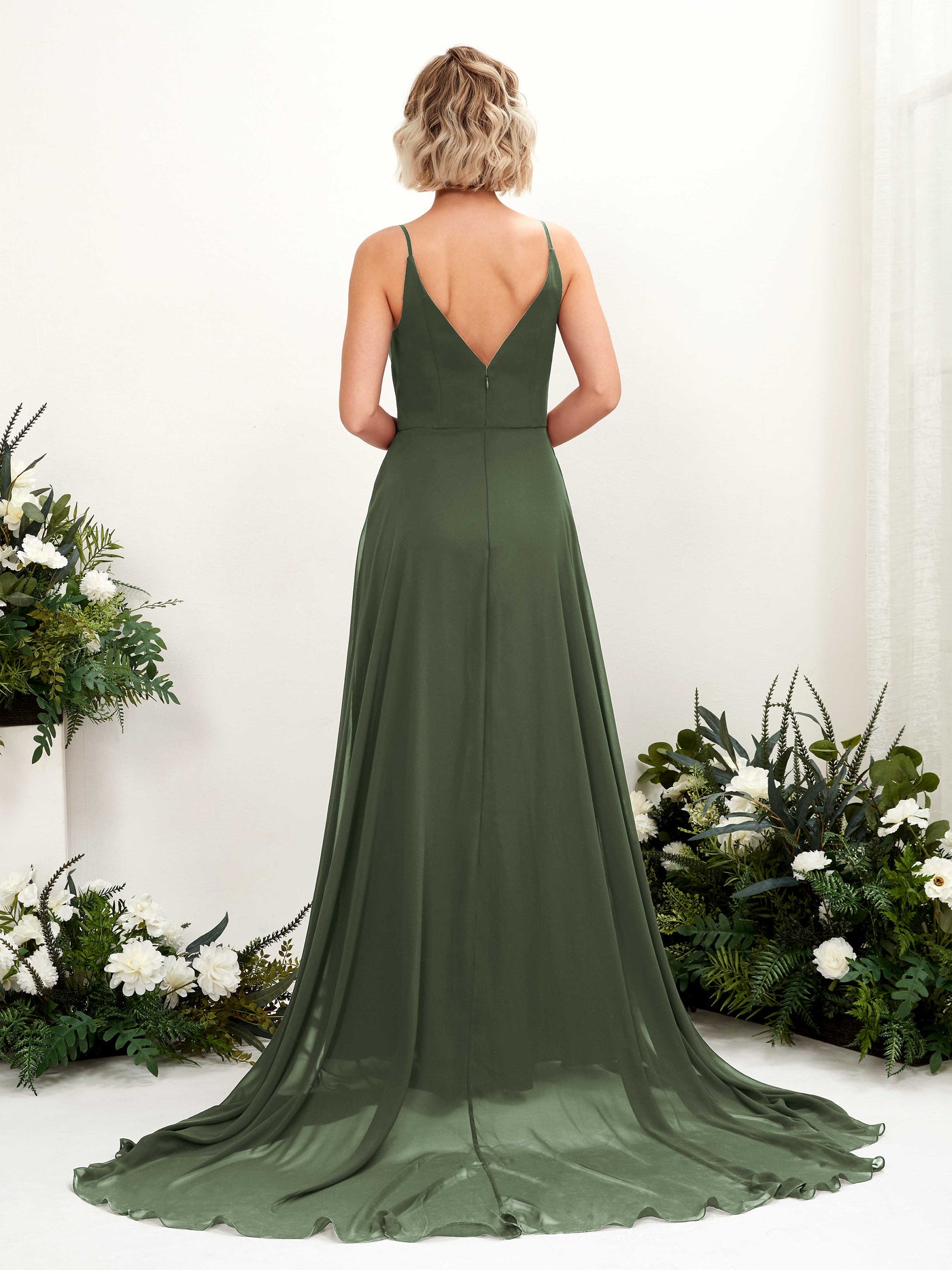Carlyna Vestido línea A escote en V hasta el suelo gasa dama de honor Oliva Martini #color_oliva-martini