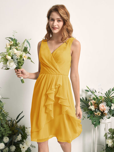 Carlyna Vestido línea A escote en V hasta la rodilla gasa dama de honor Amarillo Mostaza #color_amarillo-mostaza