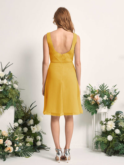 Carlyna Vestido línea A escote en V hasta la rodilla gasa dama de honor Amarillo Mostaza #color_amarillo-mostaza