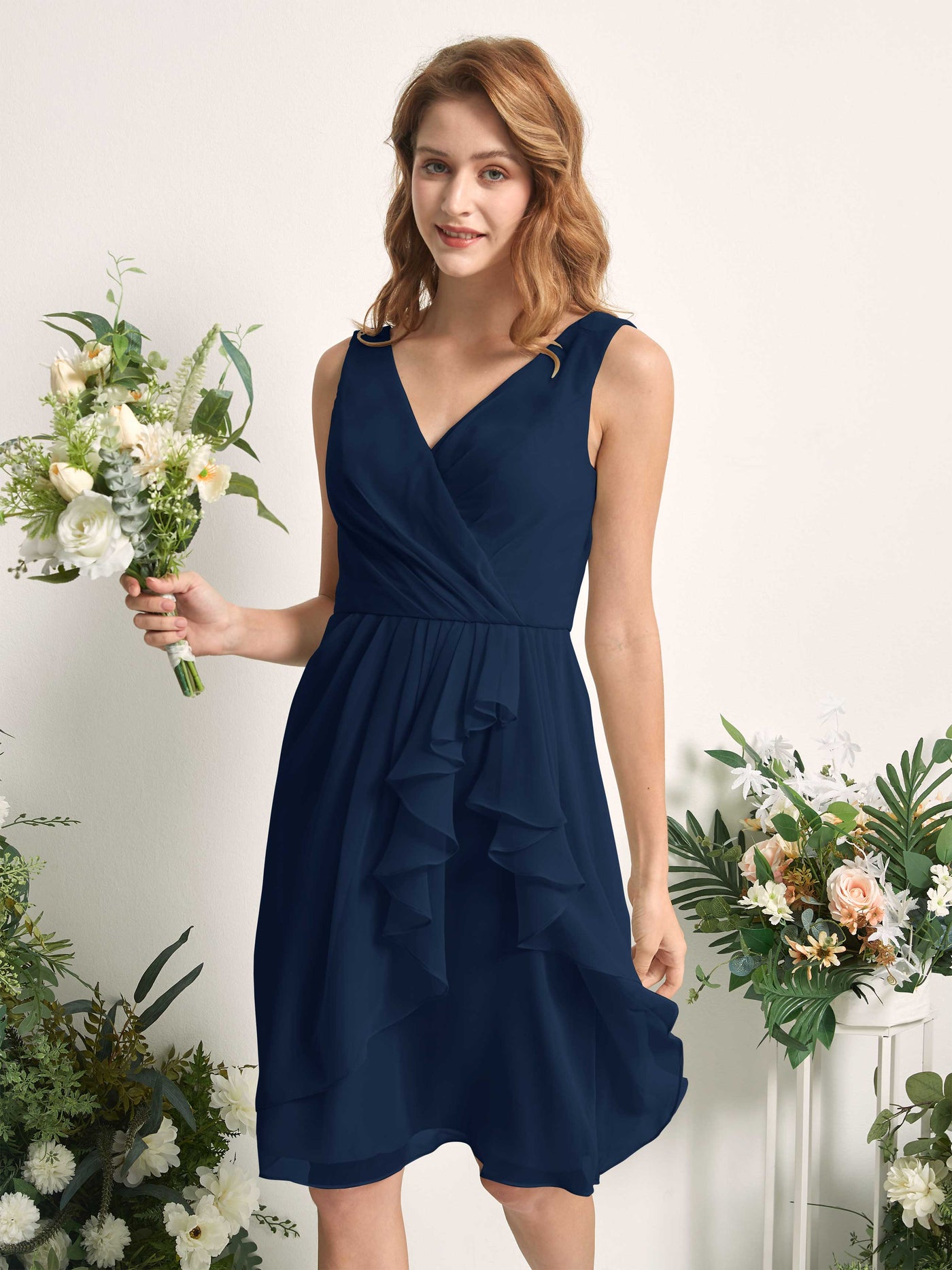 Carlyna Vestido línea A escote en V hasta la rodilla gasa dama de honor Azul Marino #color_azul-marino