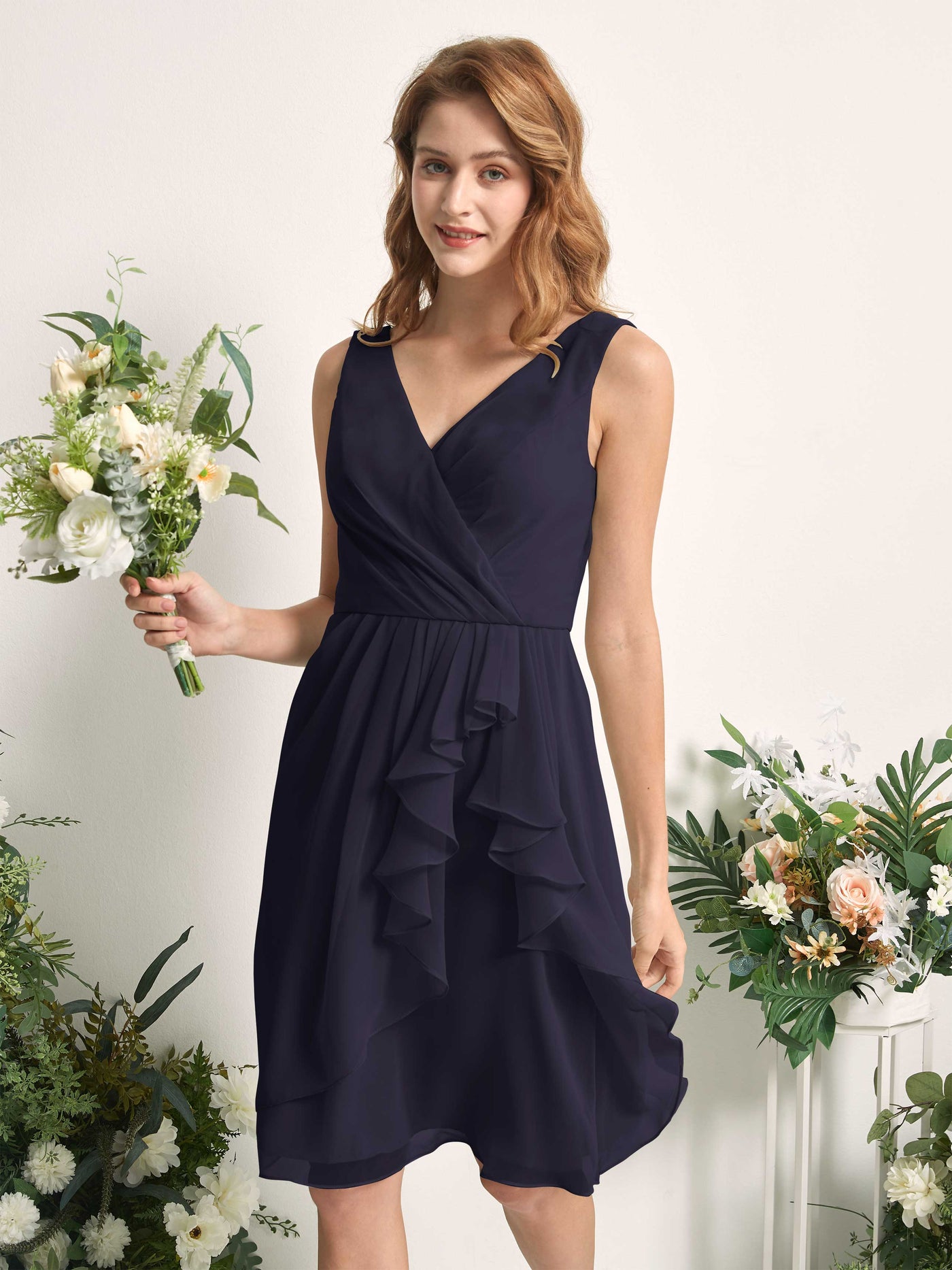 Carlyna Vestido línea A escote en V hasta la rodilla gasa dama de honor Azul Marino Oscuro #color_azul-marino-oscuro
