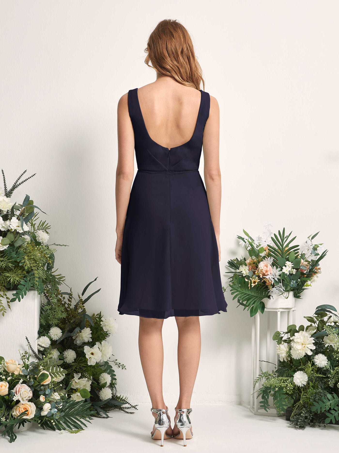 Carlyna Vestido línea A escote en V hasta la rodilla gasa dama de honor Azul Marino Oscuro #color_azul-marino-oscuro