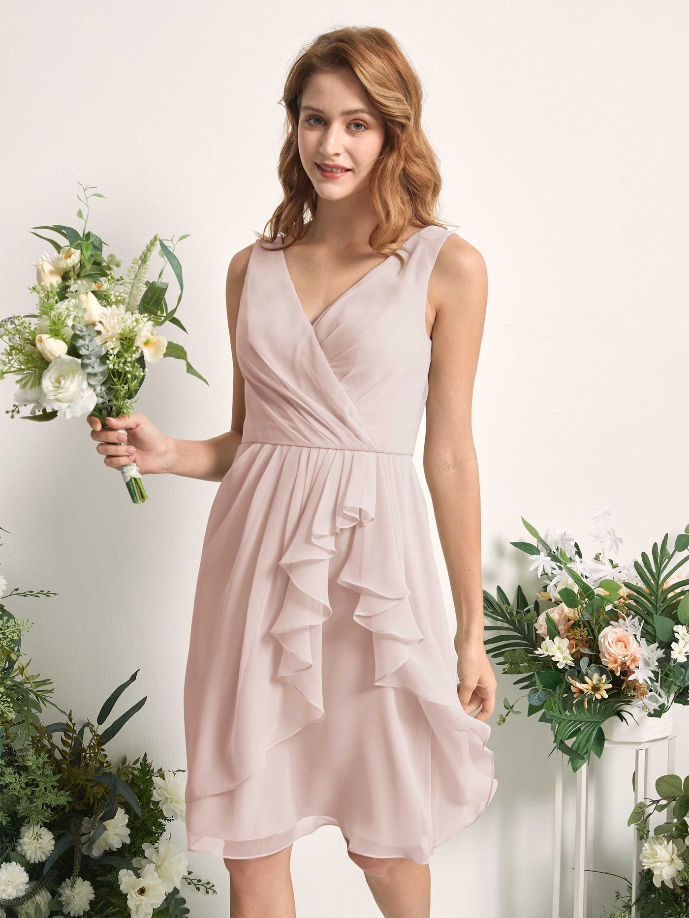 Carlyna Vestido línea A escote en V hasta la rodilla gasa dama de honor Biscotti #color_biscotti