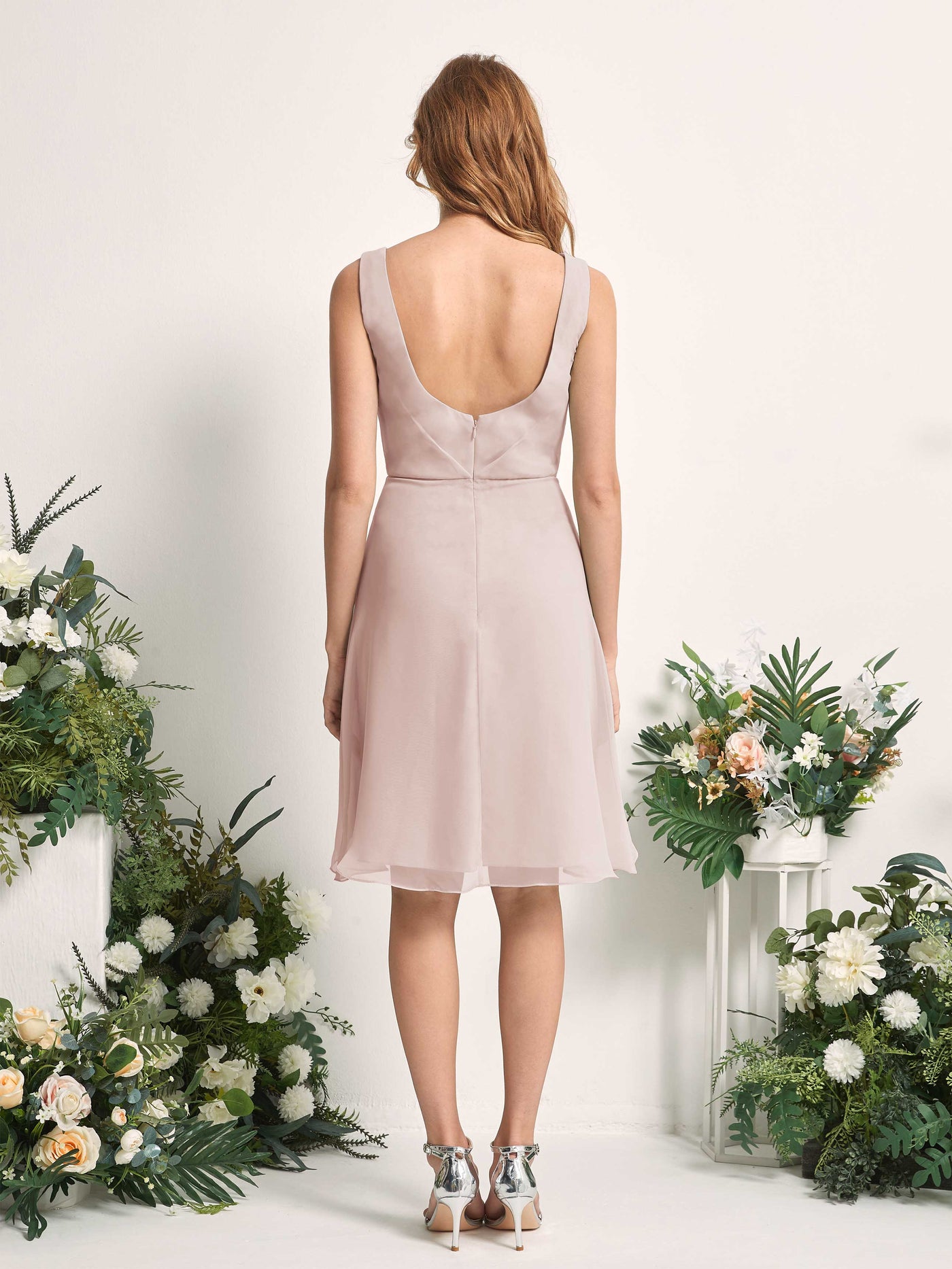 Carlyna Vestido línea A escote en V hasta la rodilla gasa dama de honor Biscotti #color_biscotti