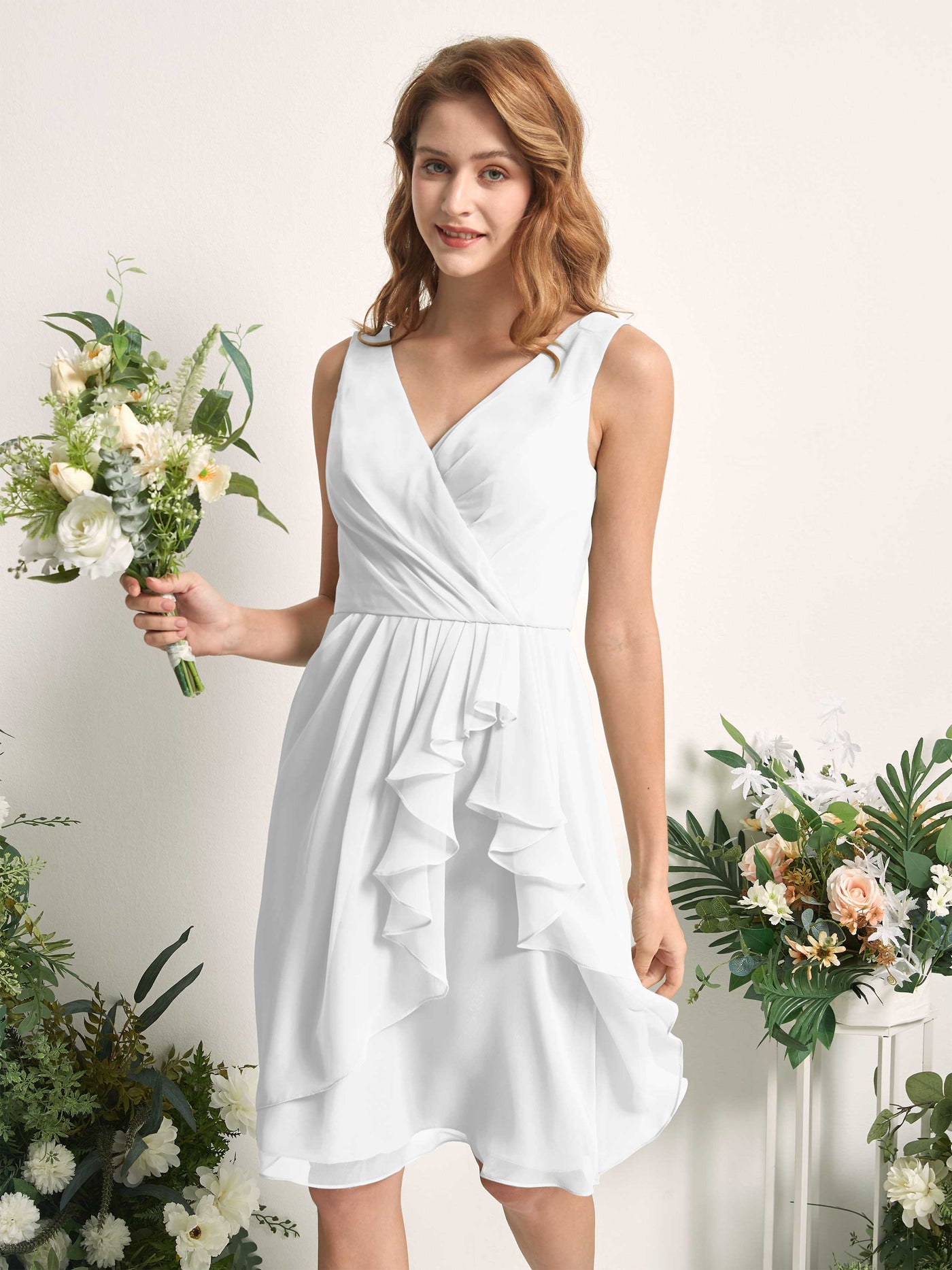 Carlyna Vestido línea A escote en V hasta la rodilla gasa dama de honor Blanco #color_blanco