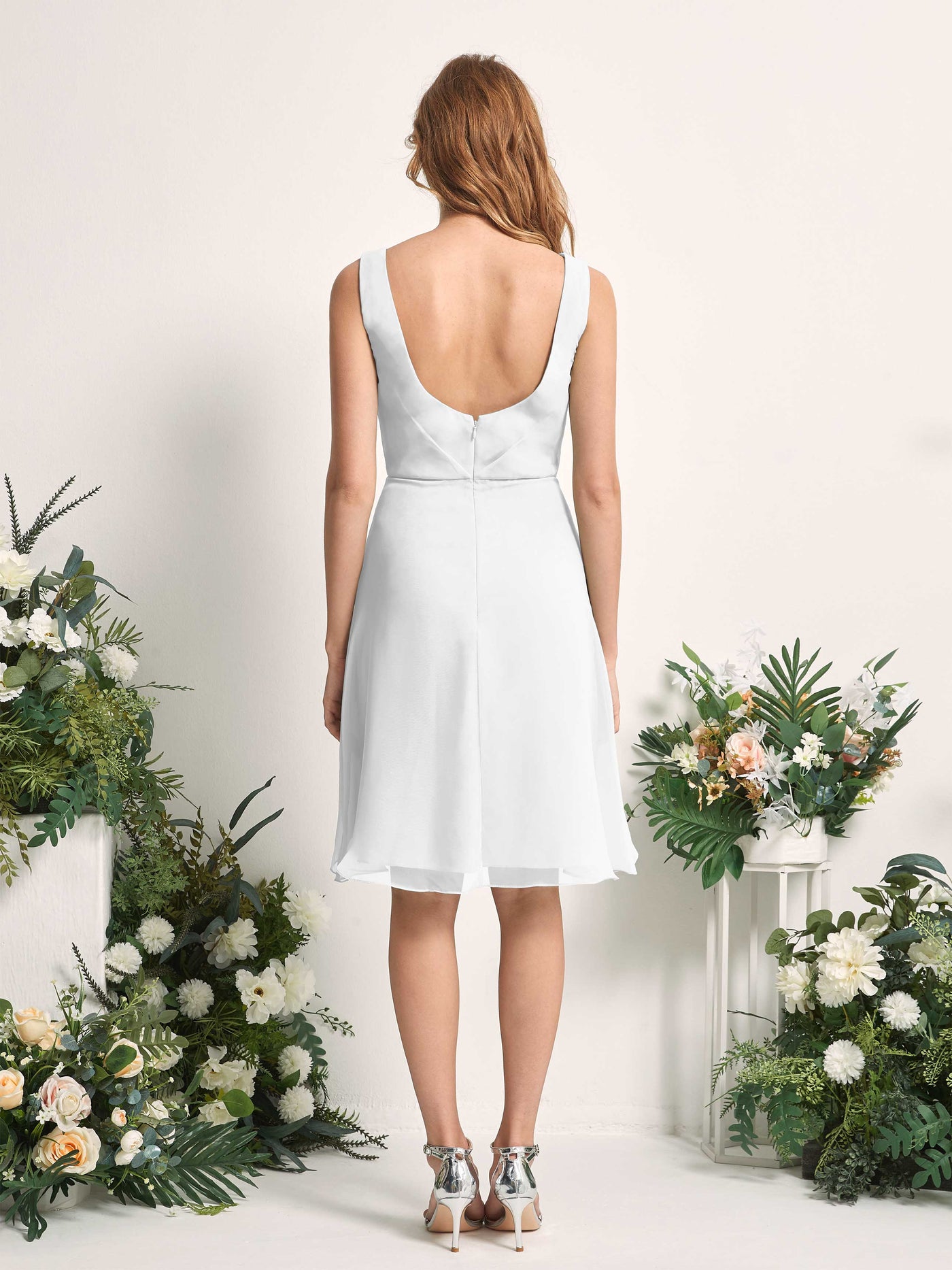 Carlyna Vestido línea A escote en V hasta la rodilla gasa dama de honor Blanco #color_blanco