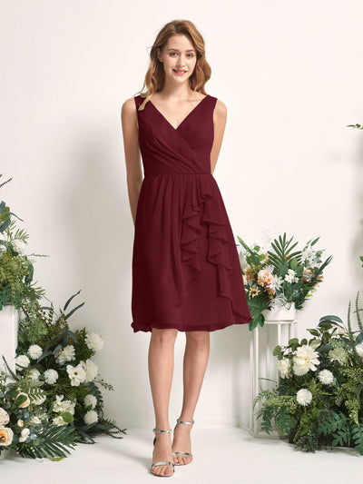 Carlyna Vestido línea A escote en V hasta la rodilla gasa dama de honor Borgoña #color_borgo-a