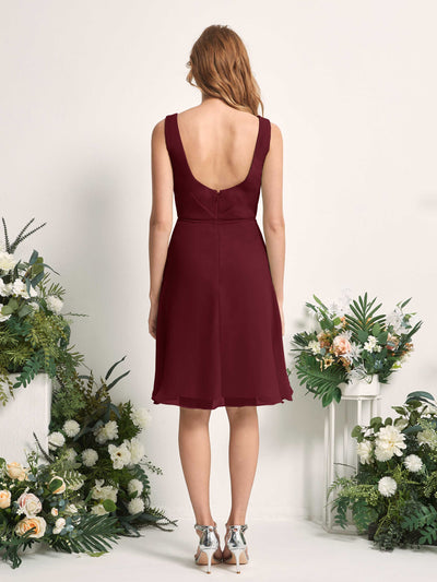 Carlyna Vestido línea A escote en V hasta la rodilla gasa dama de honor Borgoña #color_borgo-a