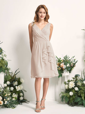 Carlyna Vestido línea A escote en V hasta la rodilla gasa dama de honor Champán #color_champ-n