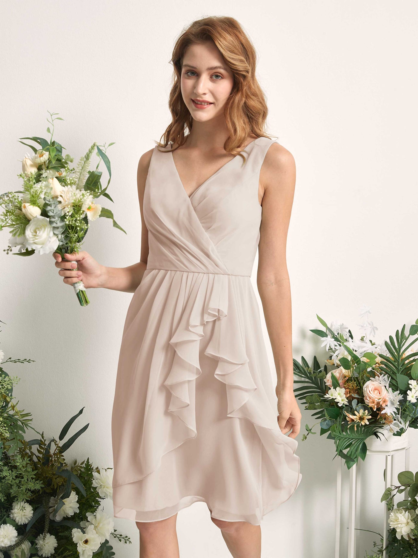 Carlyna Vestido línea A escote en V hasta la rodilla gasa dama de honor Champán #color_champ-n