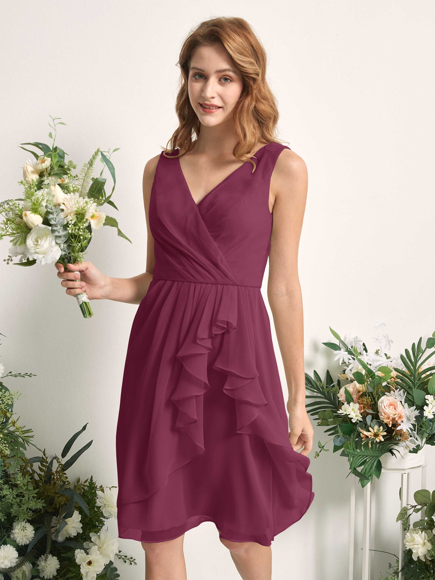 Carlyna Vestido línea A escote en V hasta la rodilla gasa dama de honor Chianti #color_chianti