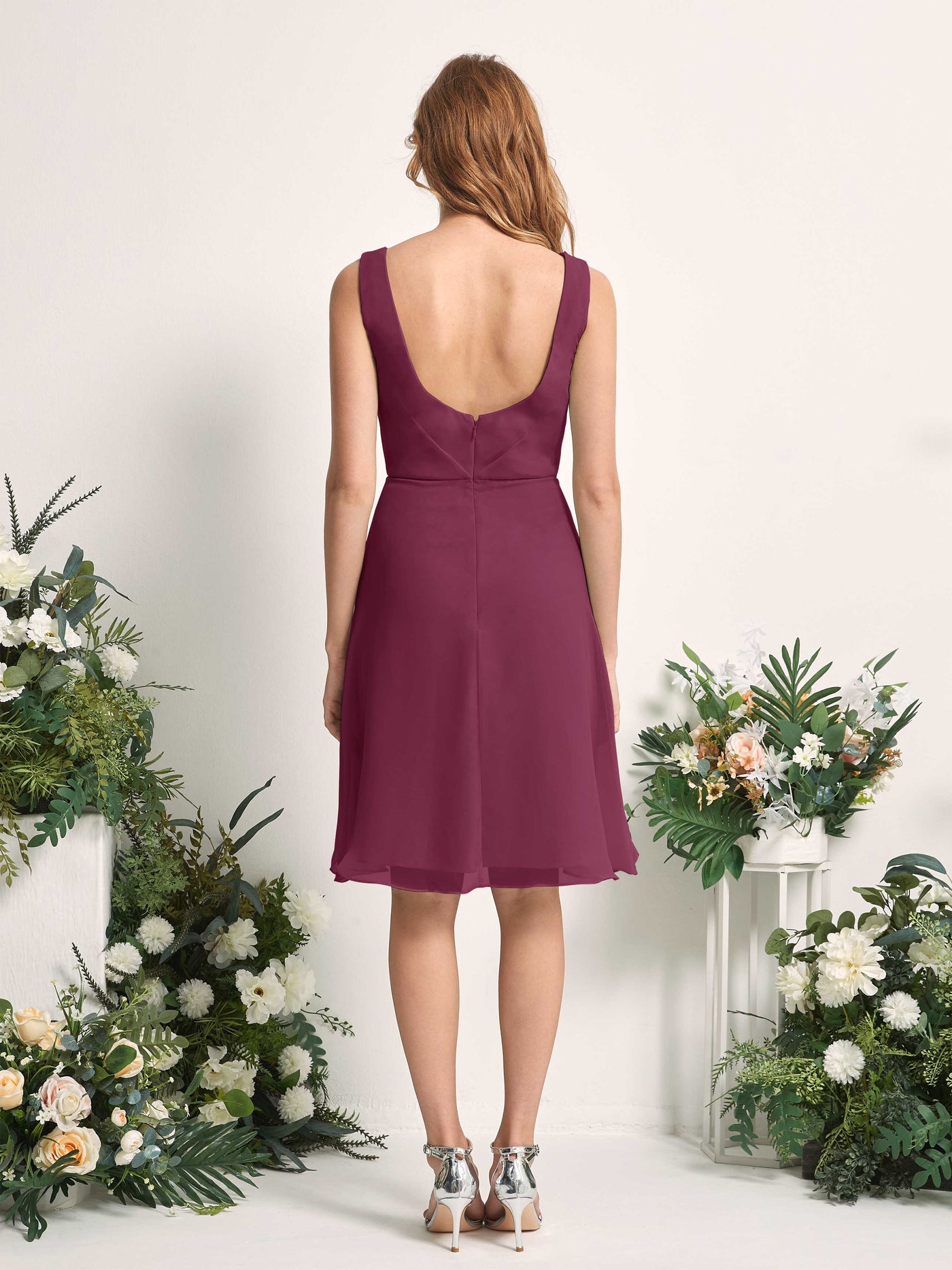 Carlyna Vestido línea A escote en V hasta la rodilla gasa dama de honor Chianti #color_chianti