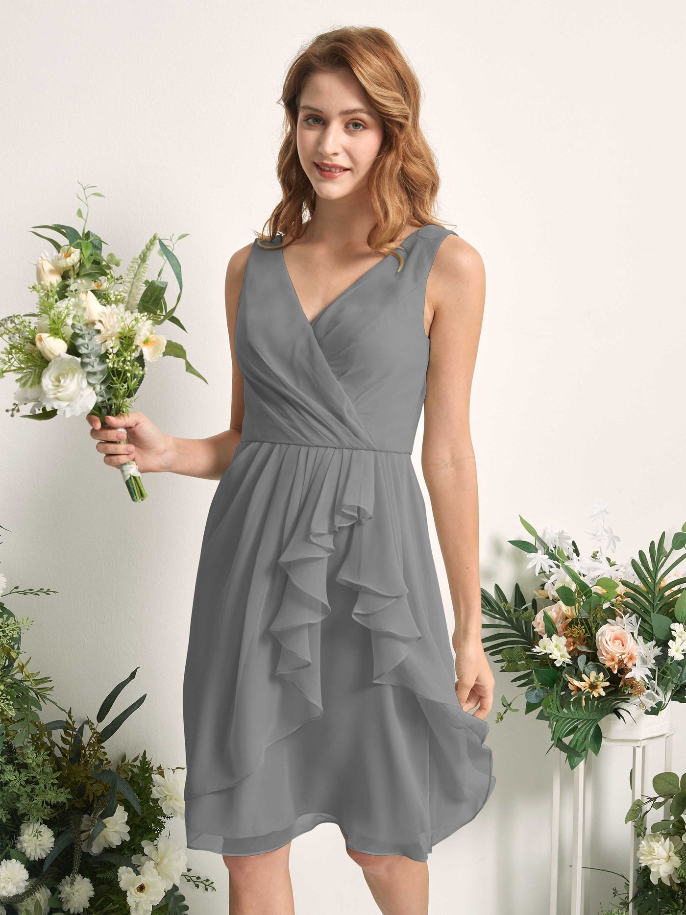 Carlyna Vestido línea A escote en V hasta la rodilla gasa dama de honor Gris Acero #color_gris-acero