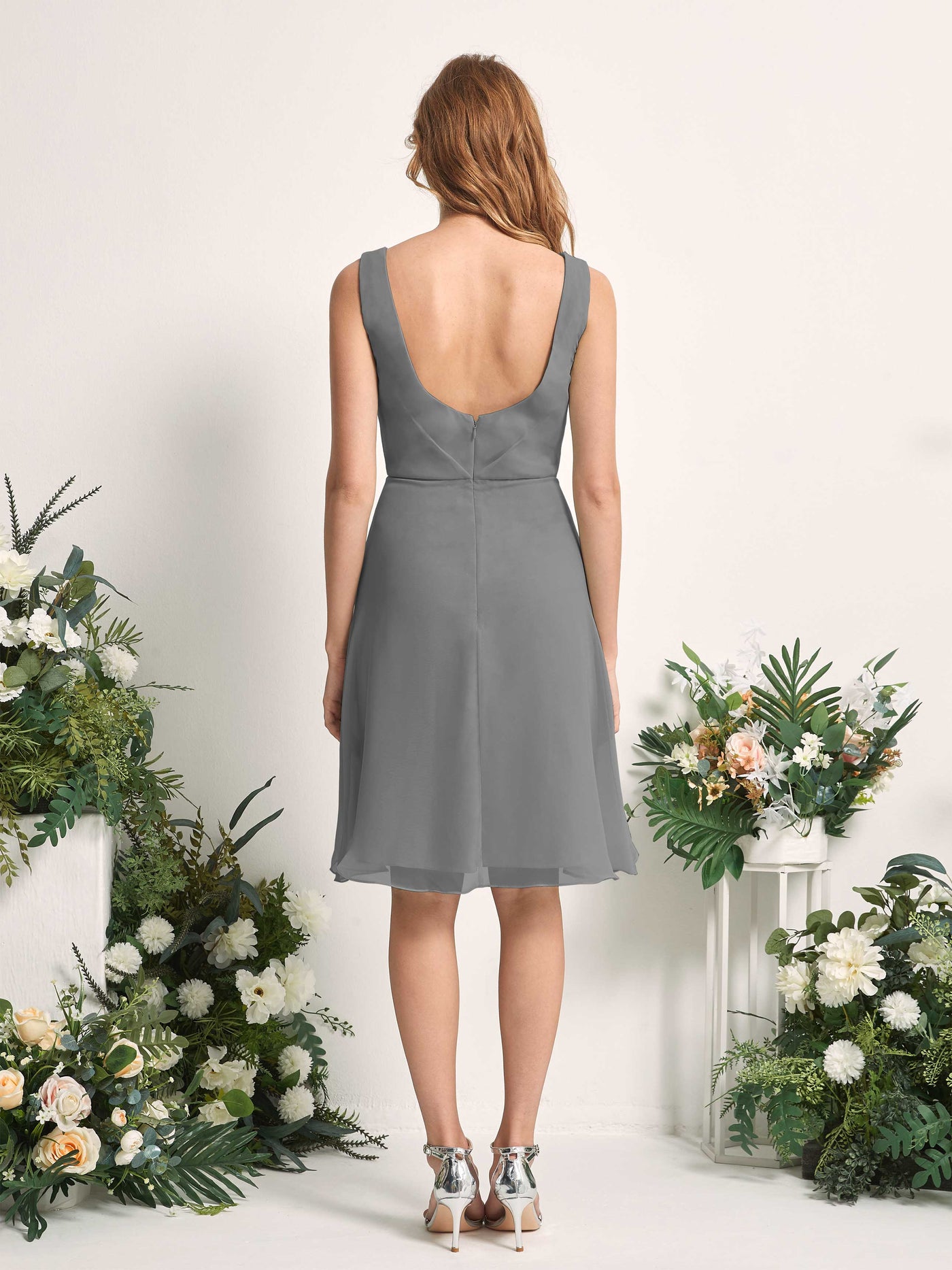 Carlyna Vestido línea A escote en V hasta la rodilla gasa dama de honor Gris Acero #color_gris-acero