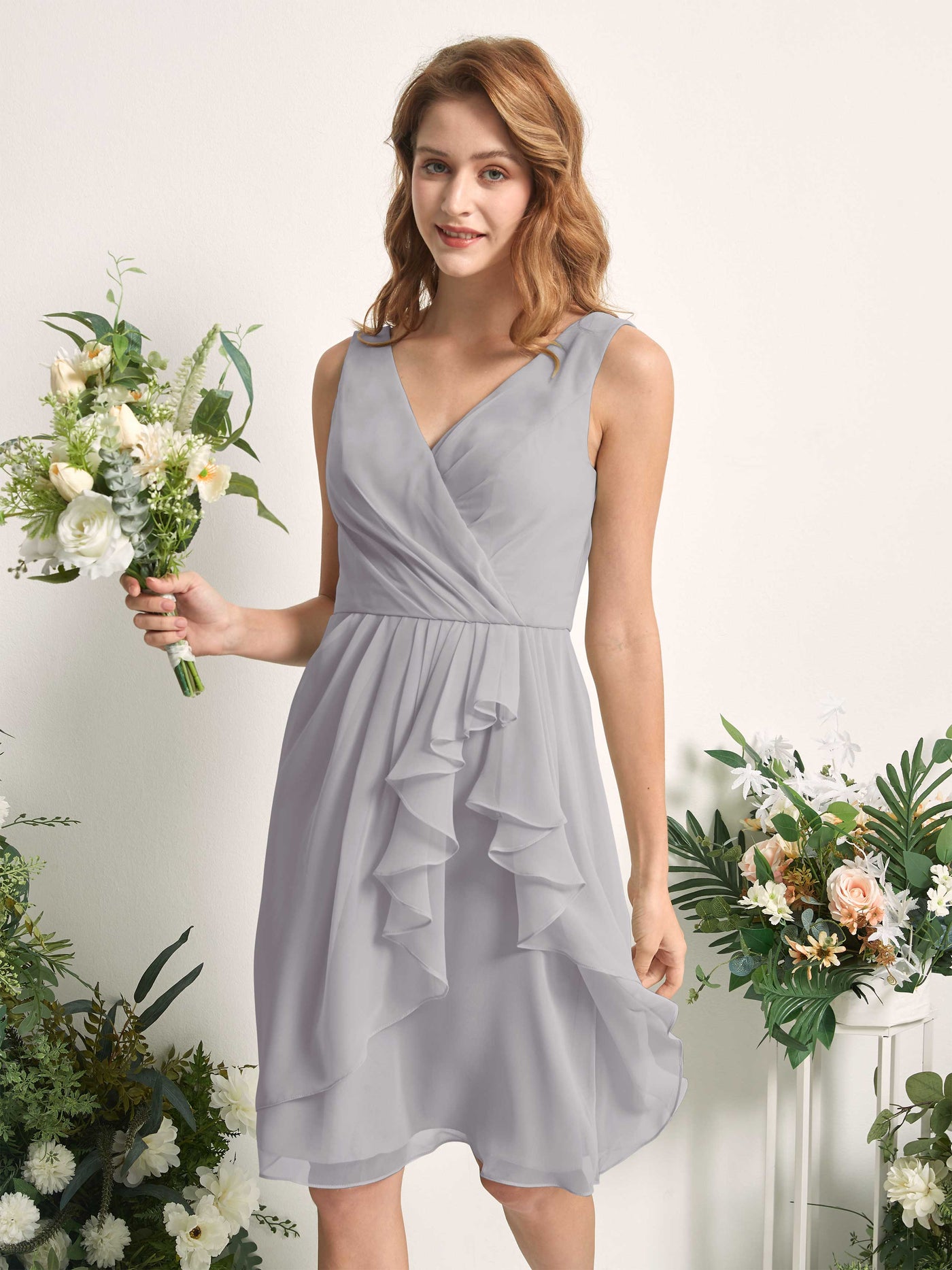 Carlyna Vestido línea A escote en V hasta la rodilla gasa dama de honor Gris Paloma #color_gris-paloma