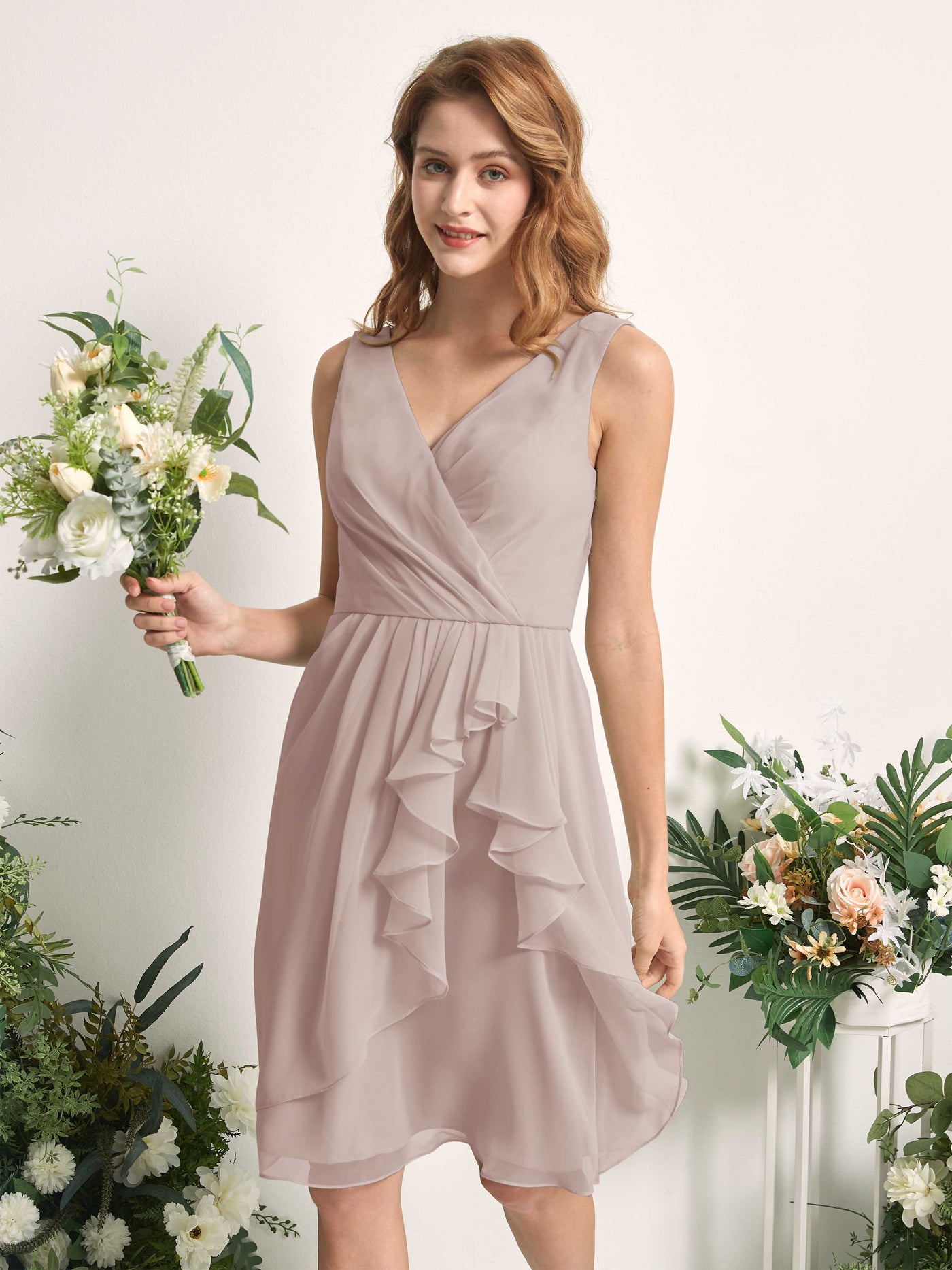 Carlyna Vestido línea A escote en V hasta la rodilla gasa dama de honor Gris Pardo #color_gris-pardo