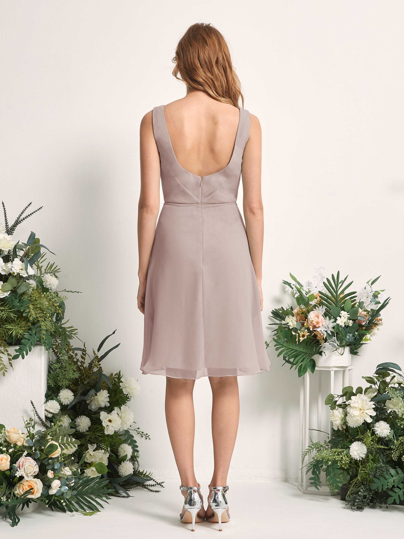 Carlyna Vestido línea A escote en V hasta la rodilla gasa dama de honor Gris Pardo #color_gris-pardo