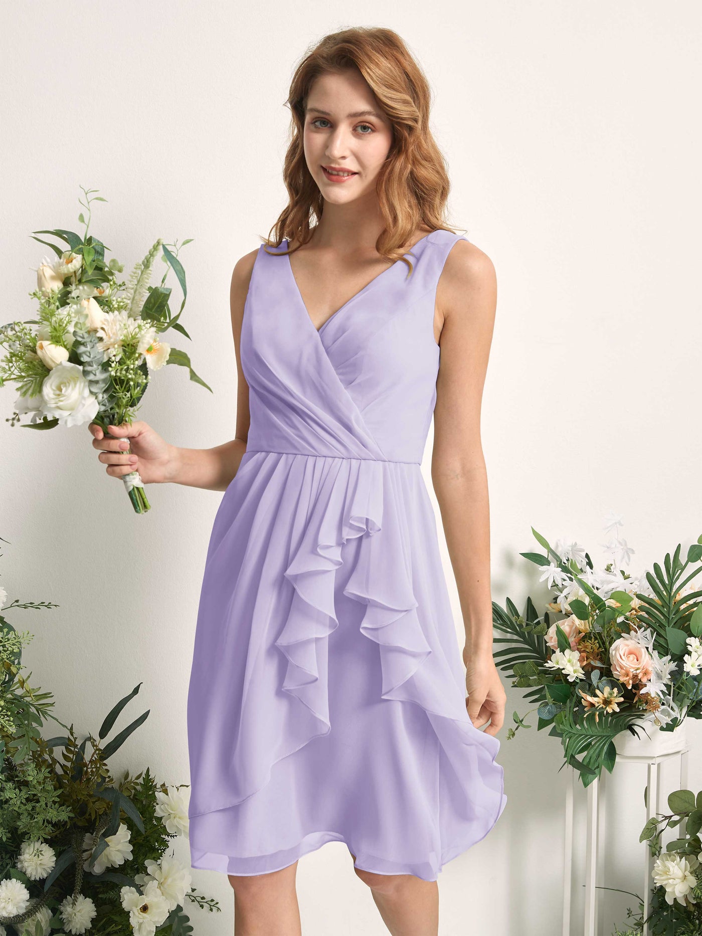 Carlyna Vestido línea A escote en V hasta la rodilla gasa dama de honor Lila #color_lila
