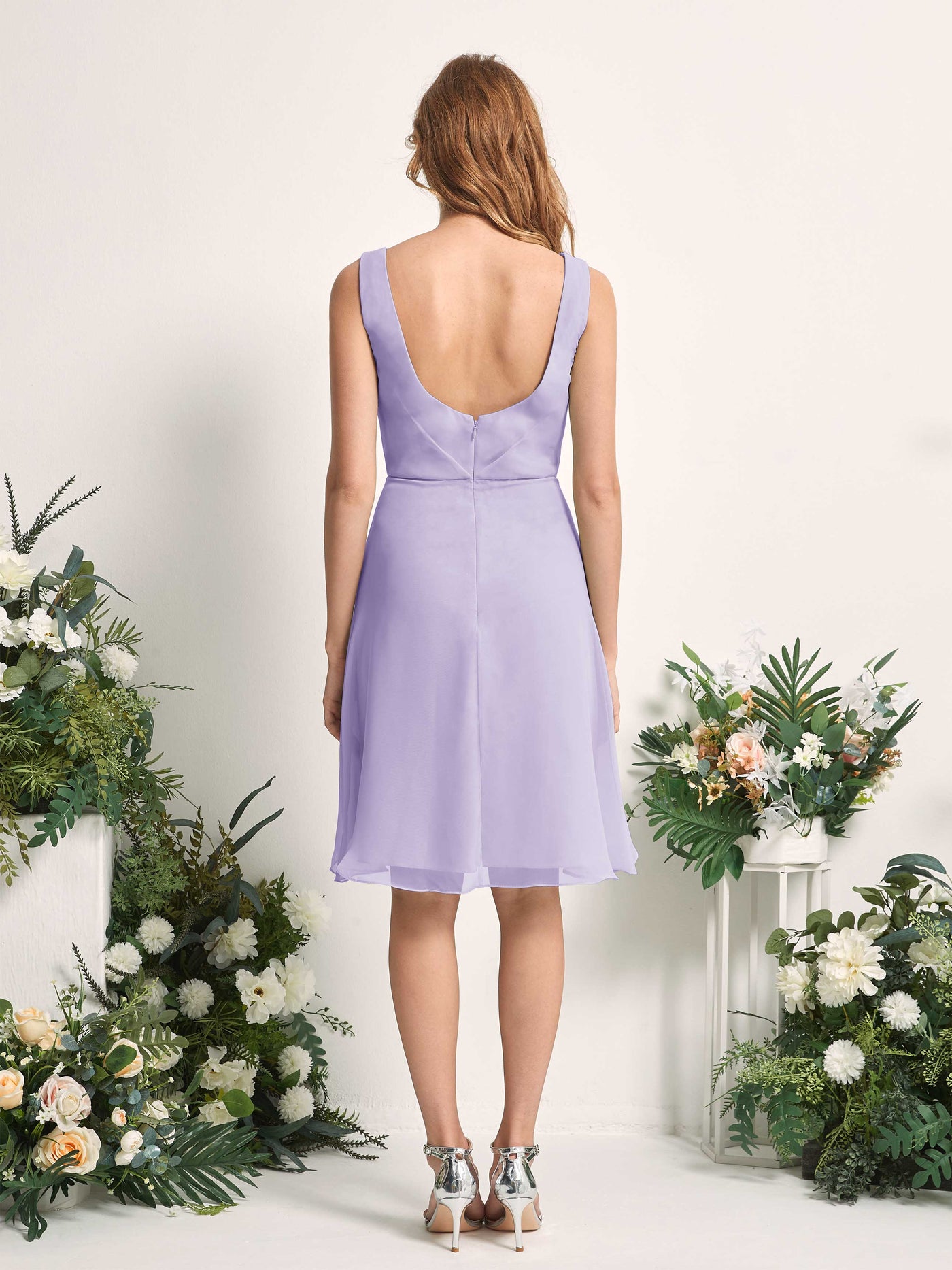 Carlyna Vestido línea A escote en V hasta la rodilla gasa dama de honor Lila #color_lila