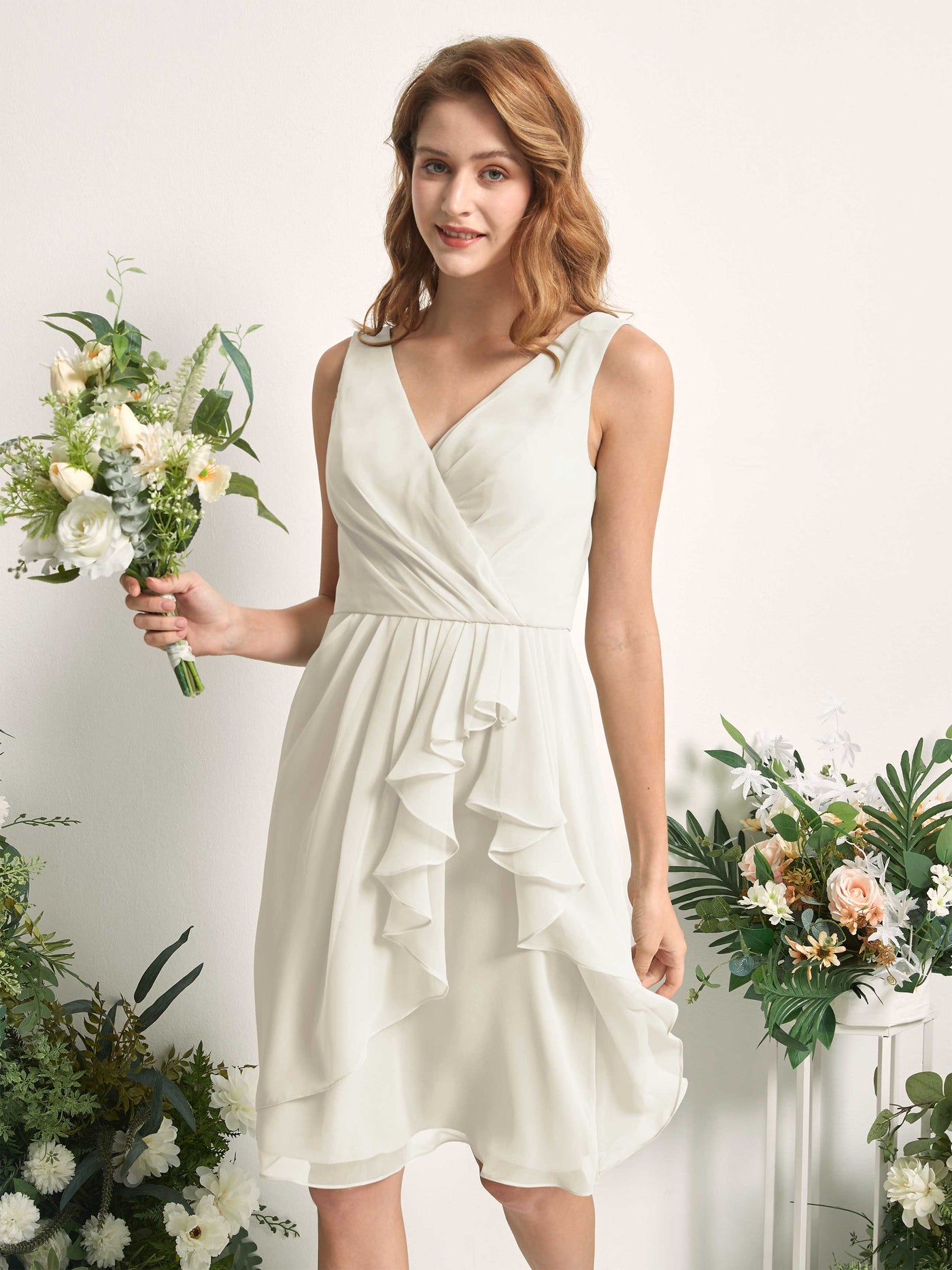 Carlyna Vestido línea A escote en V hasta la rodilla gasa dama de honor Marfil #color_marfil