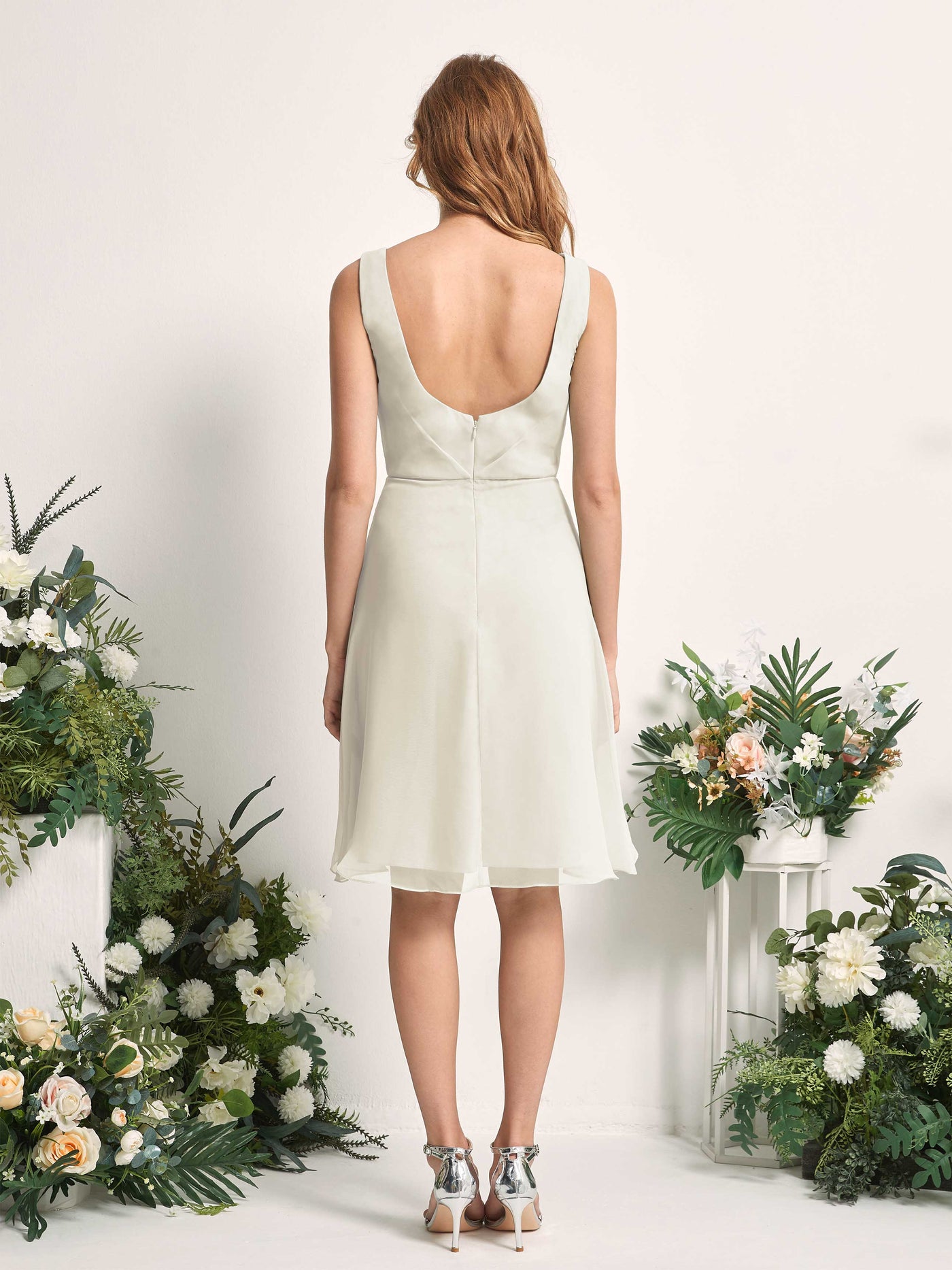 Carlyna Vestido línea A escote en V hasta la rodilla gasa dama de honor Marfil #color_marfil