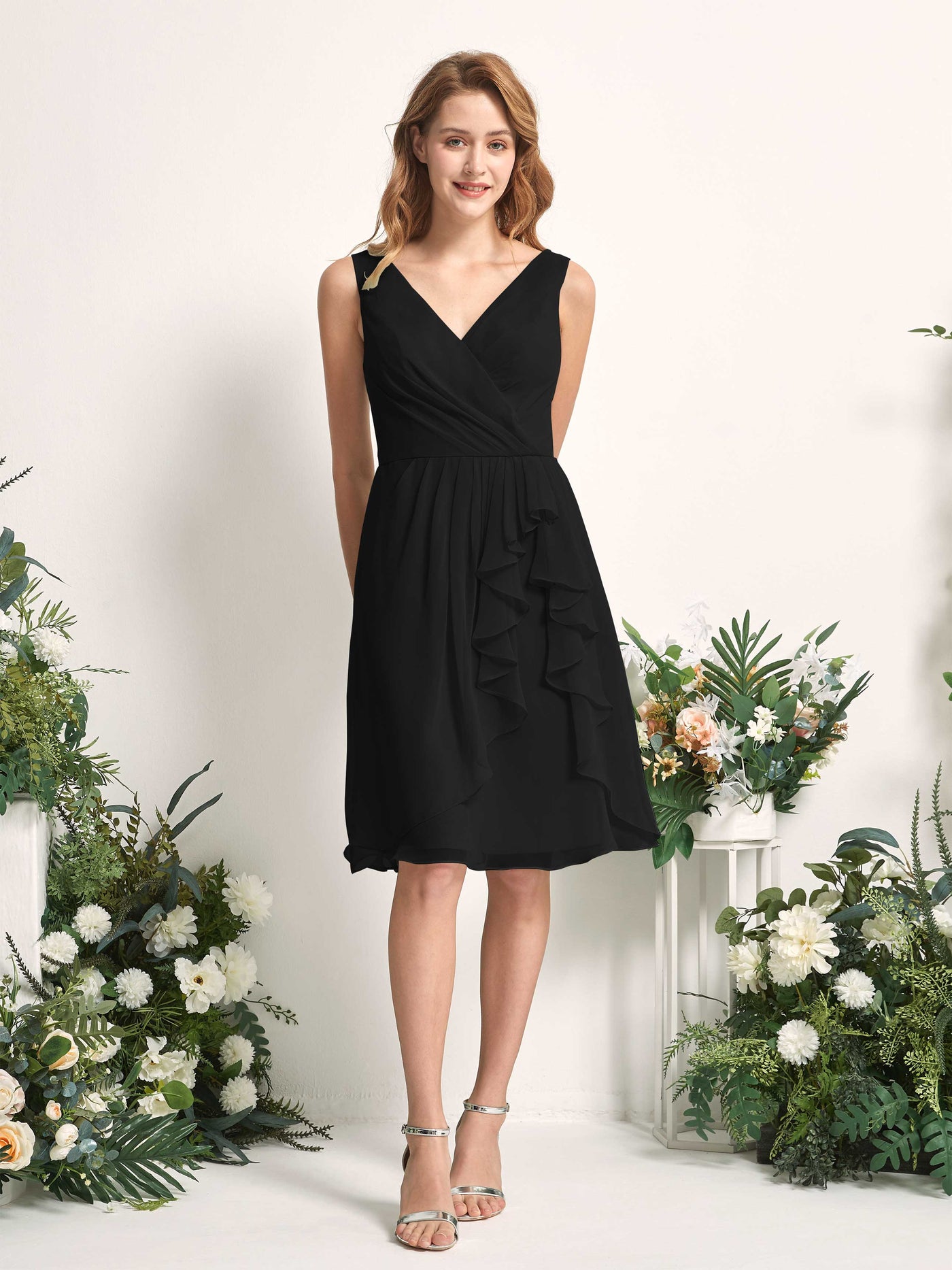 Carlyna Vestido línea A escote en V hasta la rodilla gasa dama de honor Negro #color_negro