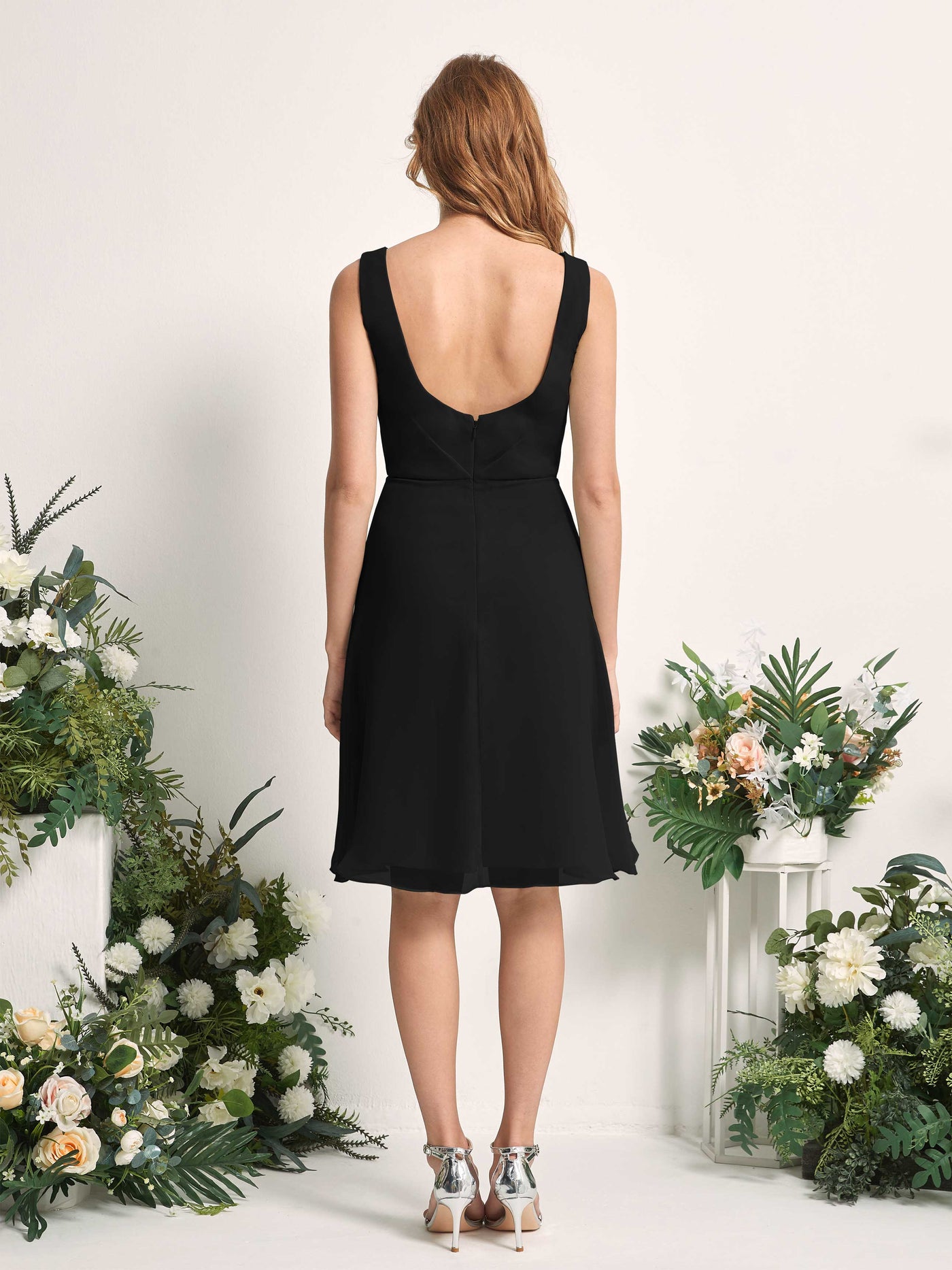 Carlyna Vestido línea A escote en V hasta la rodilla gasa dama de honor Negro #color_negro