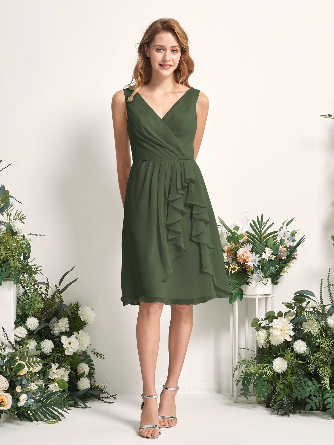 Carlyna Vestido línea A escote en V hasta la rodilla gasa dama de honor Oliva Martini #color_oliva-martini
