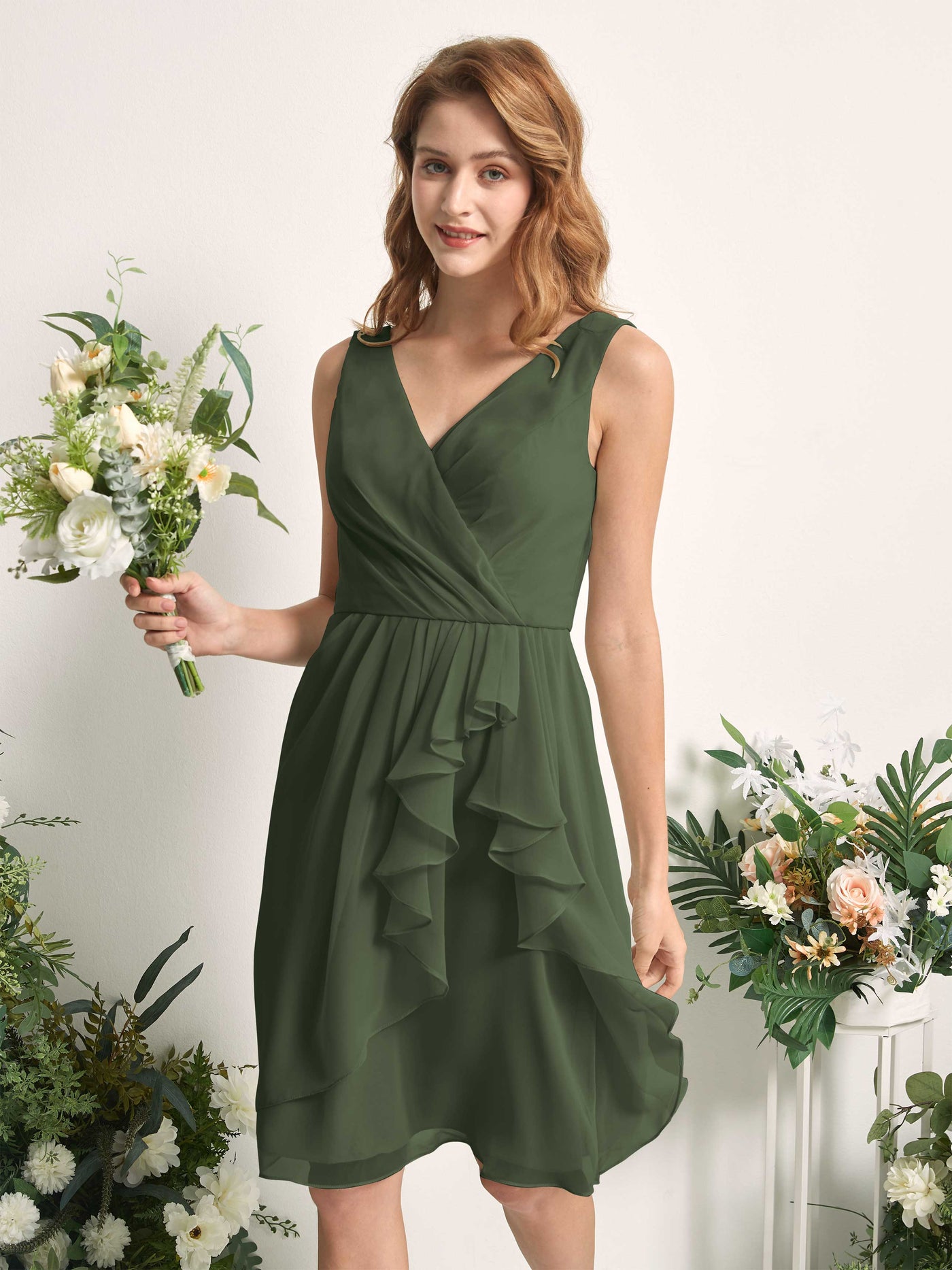Carlyna Vestido línea A escote en V hasta la rodilla gasa dama de honor Oliva Martini #color_oliva-martini