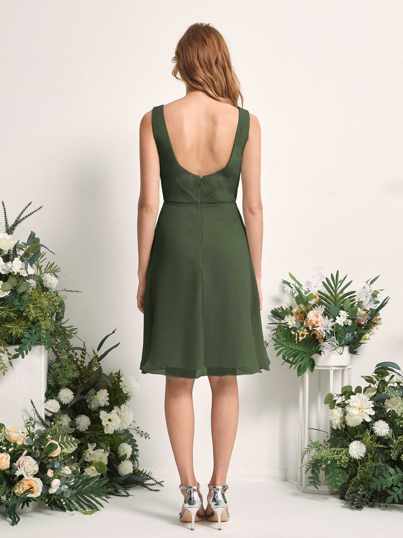 Carlyna Vestido línea A escote en V hasta la rodilla gasa dama de honor Oliva Martini #color_oliva-martini