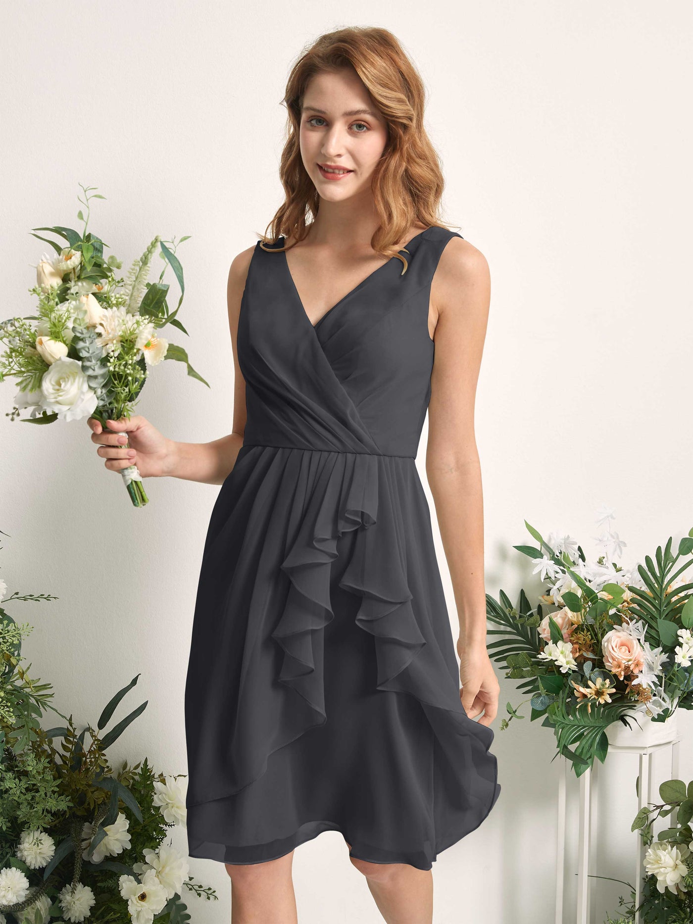 Carlyna Vestido línea A escote en V hasta la rodilla gasa dama de honor Peltre #color_peltre