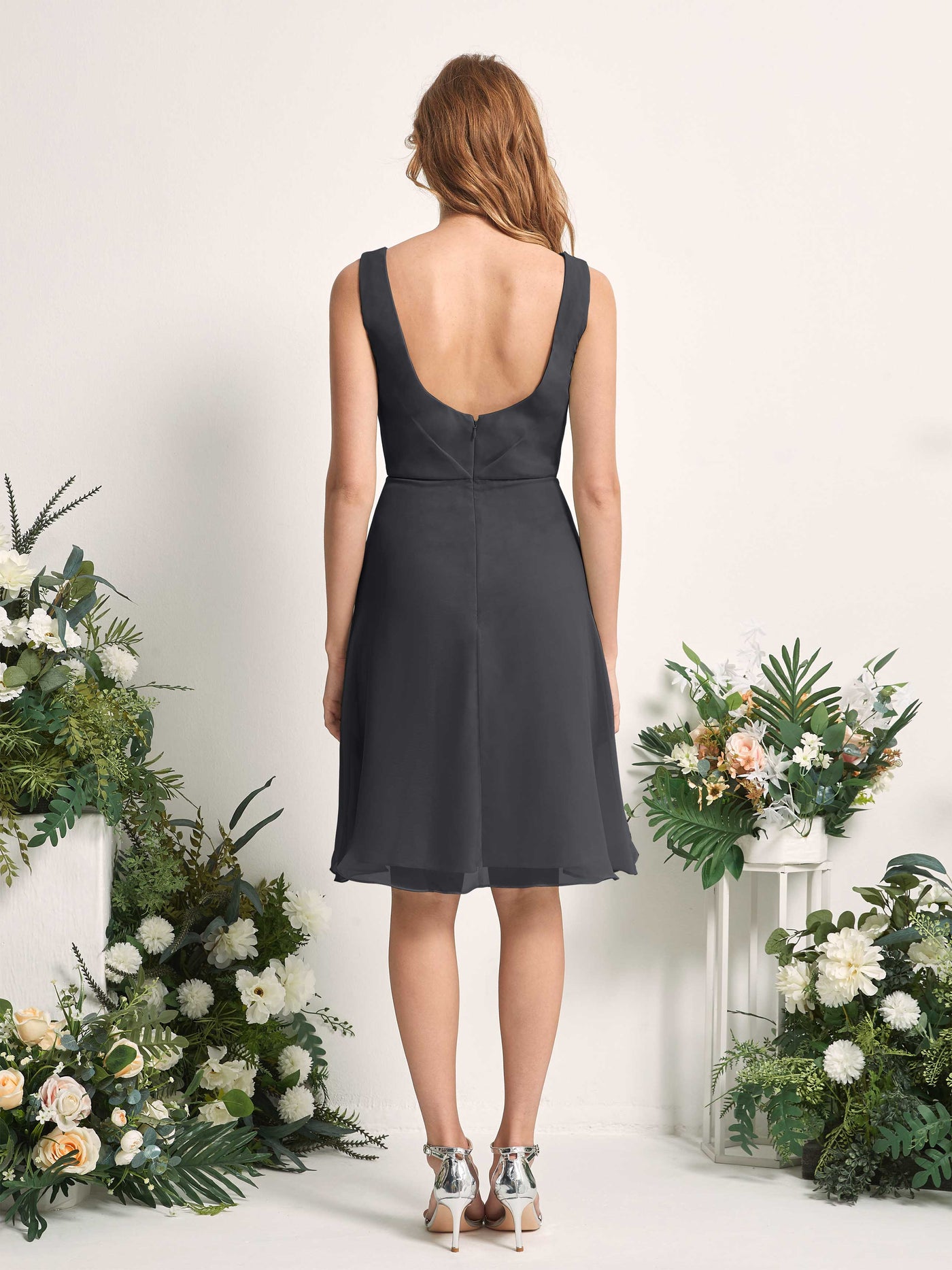Carlyna Vestido línea A escote en V hasta la rodilla gasa dama de honor Peltre #color_peltre