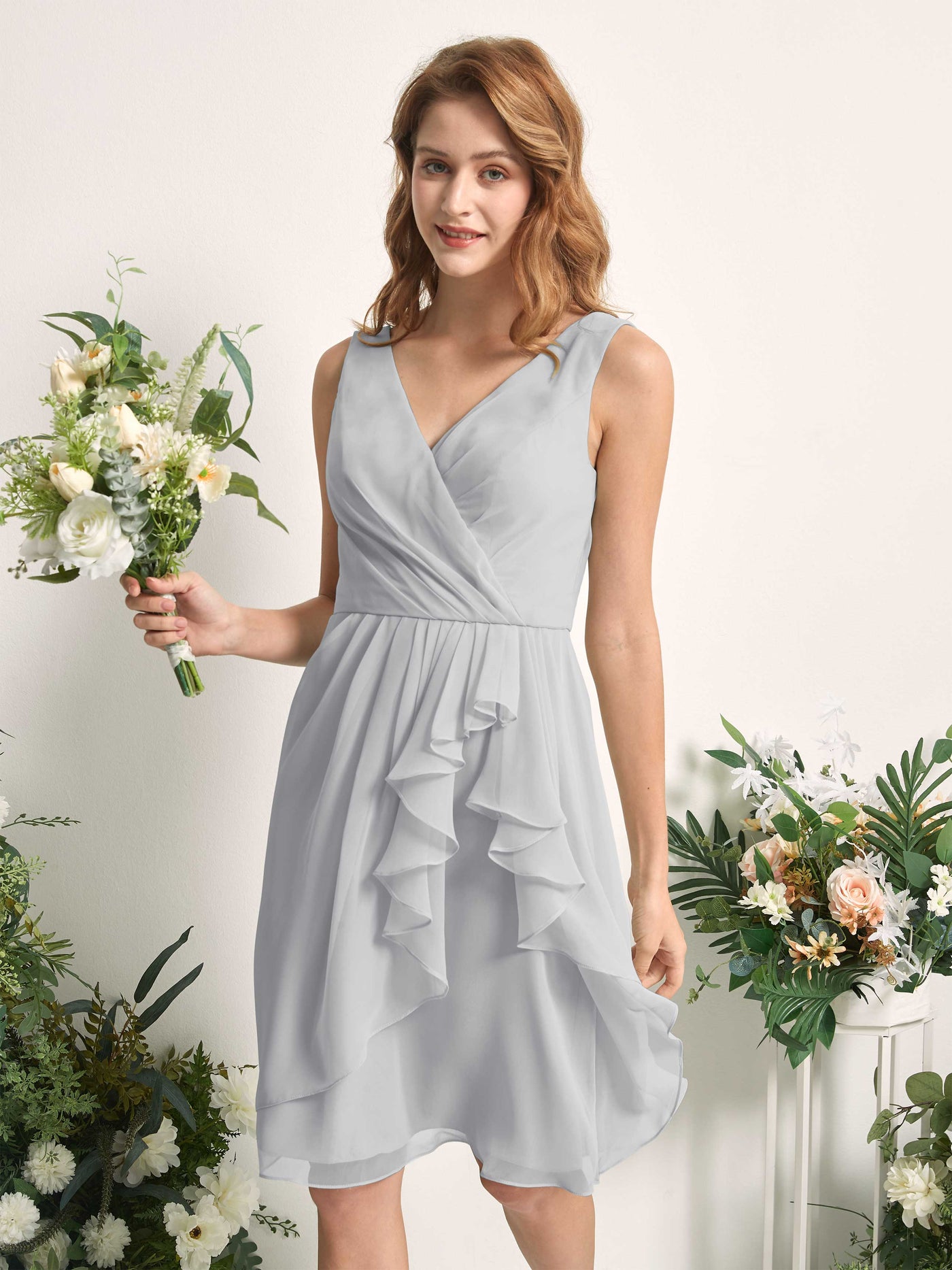 Carlyna Vestido línea A escote en V hasta la rodilla gasa dama de honor Plata #color_plata