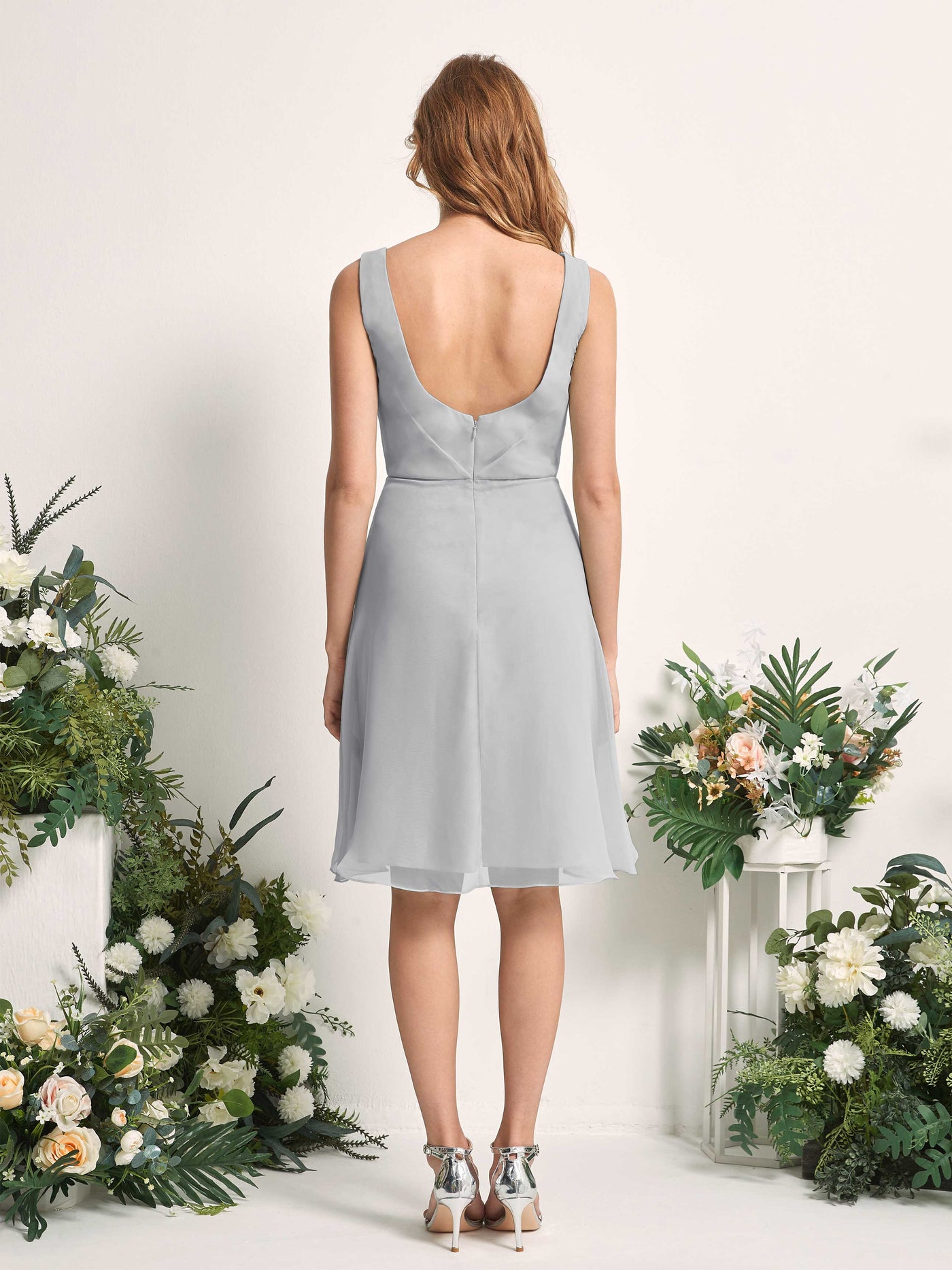 Carlyna Vestido línea A escote en V hasta la rodilla gasa dama de honor Plata #color_plata