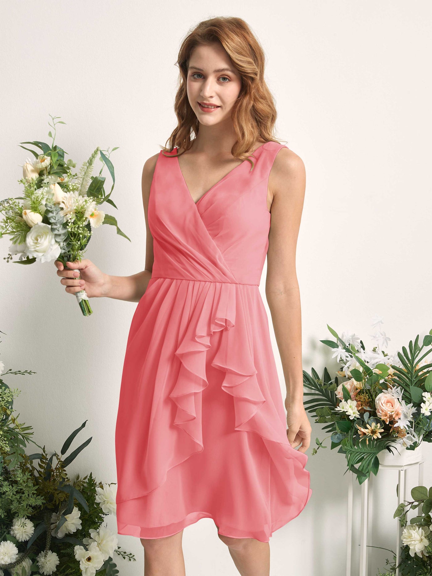 Carlyna Vestido línea A escote en V hasta la rodilla gasa dama de honor Rosa Coral #color_rosa-coral