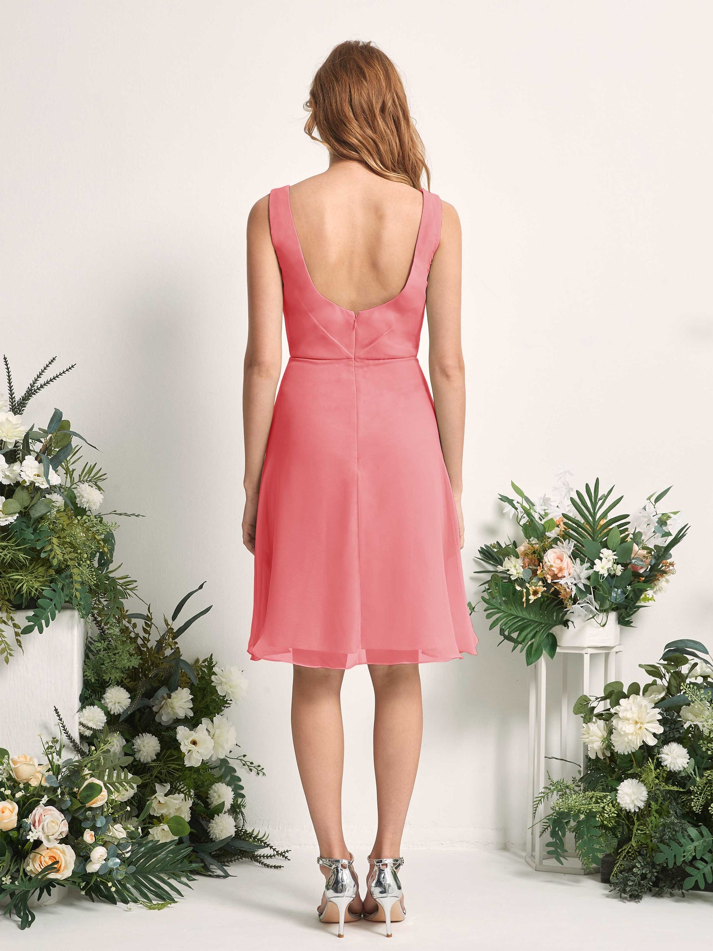 Carlyna Vestido línea A escote en V hasta la rodilla gasa dama de honor Rosa Coral #color_rosa-coral