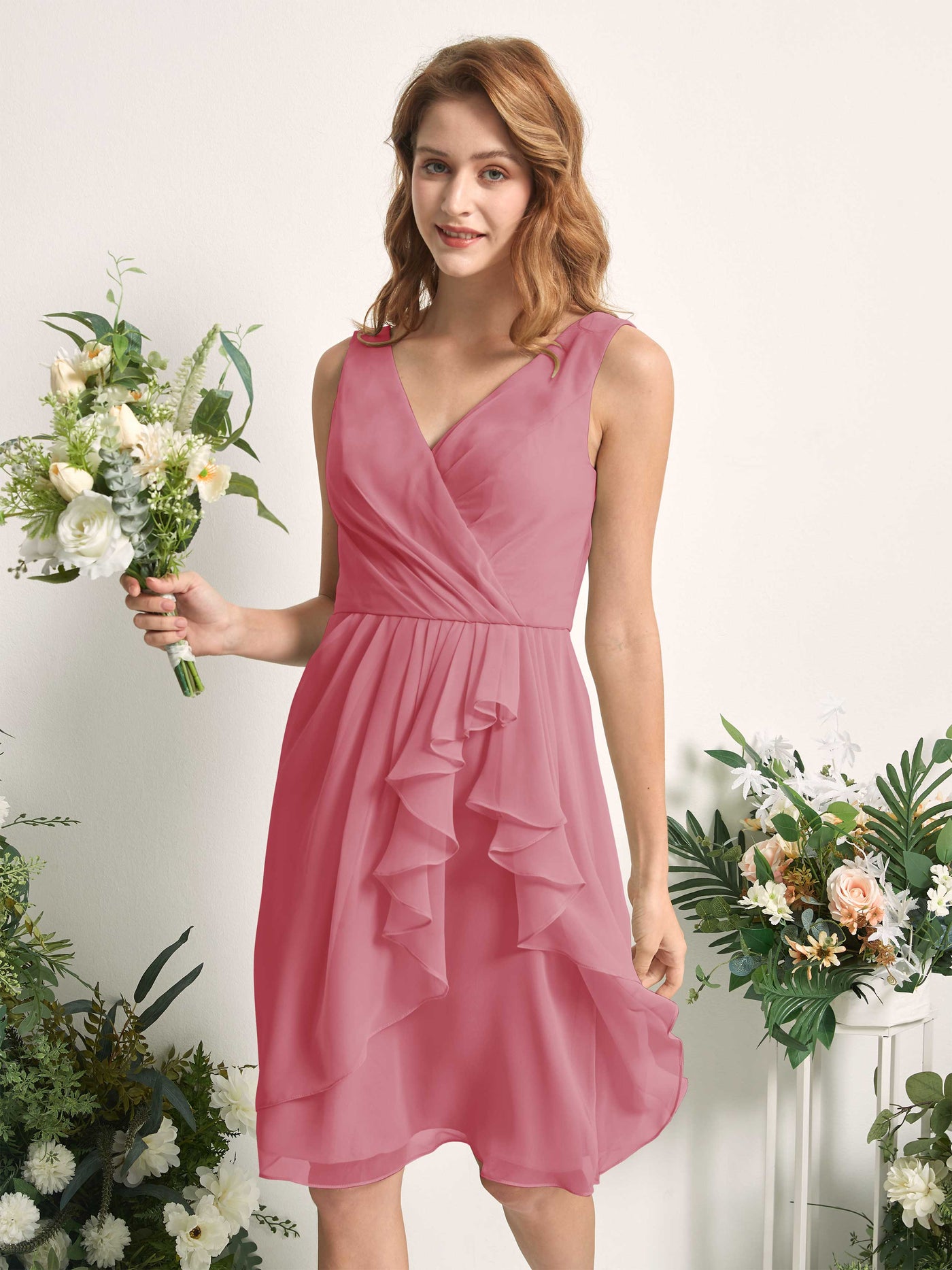 Carlyna Vestido línea A escote en V hasta la rodilla gasa dama de honor Rosa Del Desierto #color_rosa-del-desierto