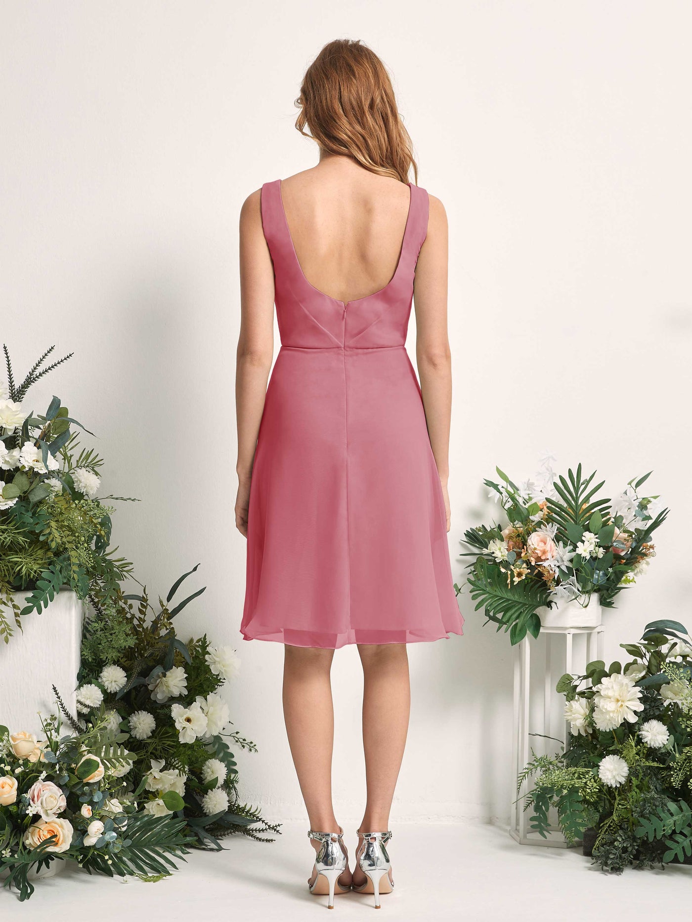 Carlyna Vestido línea A escote en V hasta la rodilla gasa dama de honor Rosa Del Desierto #color_rosa-del-desierto