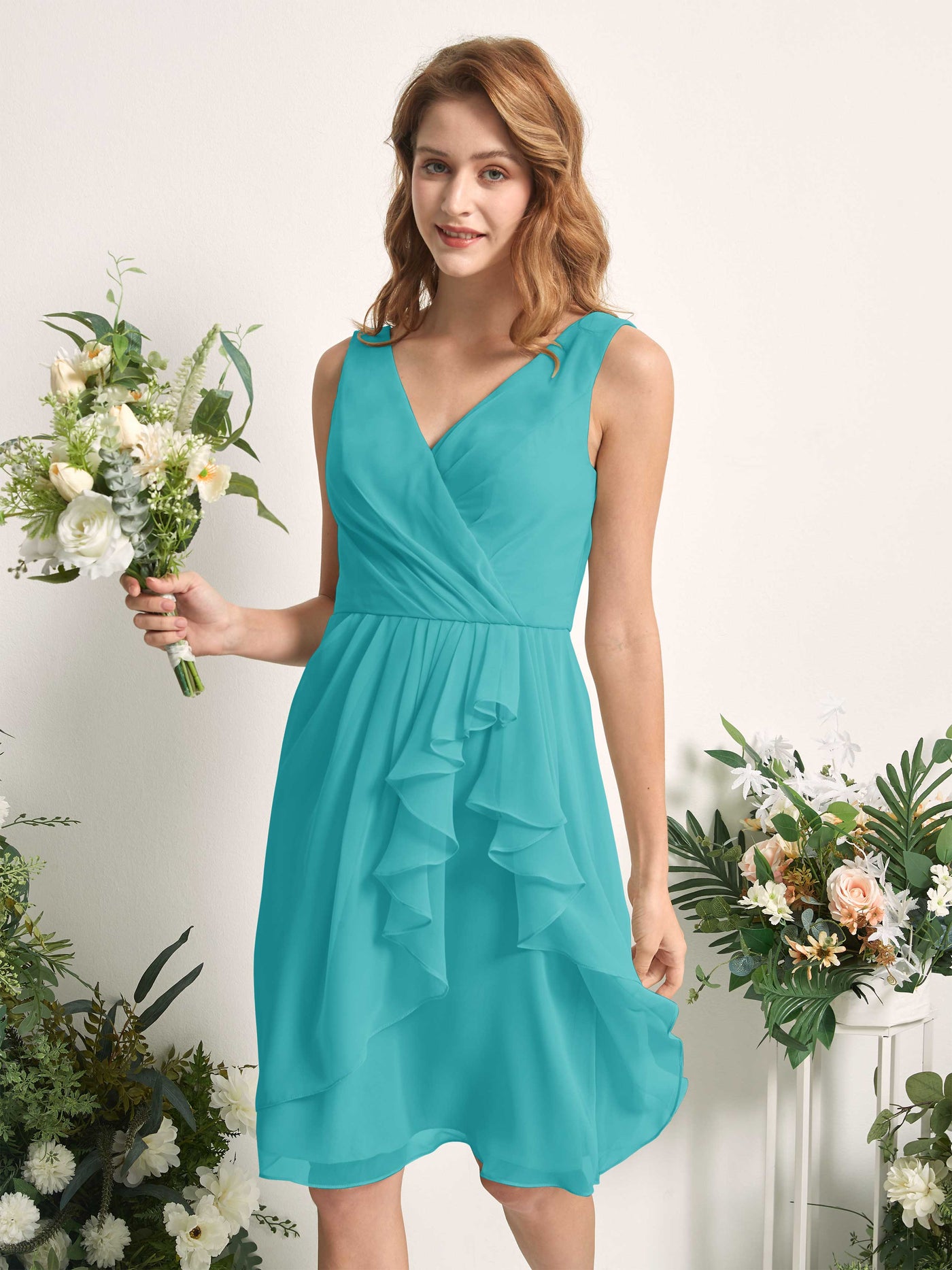 Carlyna Vestido línea A escote en V hasta la rodilla gasa dama de honor Turquesa #color_turquesa