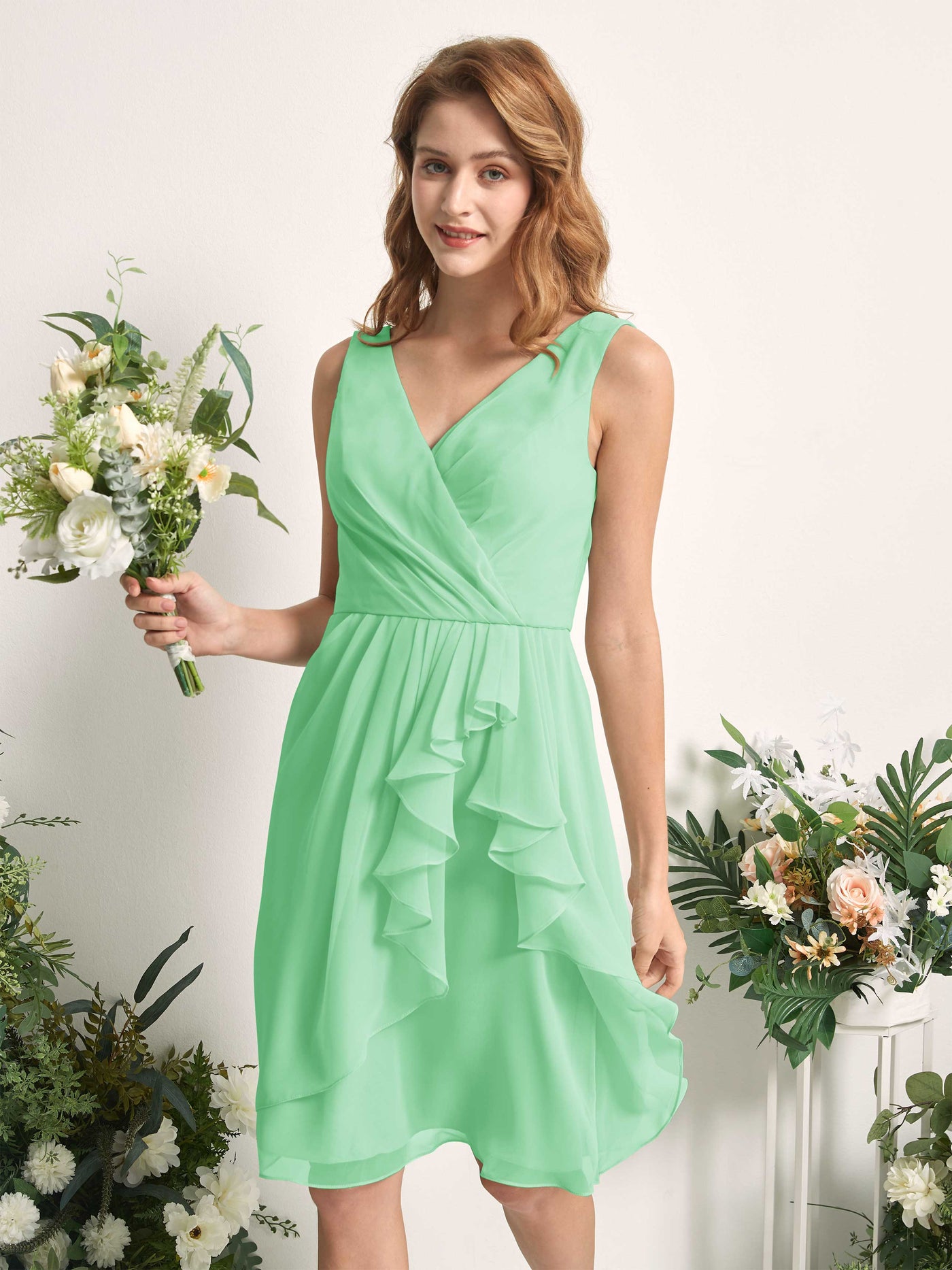 Carlyna Vestido línea A escote en V hasta la rodilla gasa dama de honor Verde Menta #color_verde-menta