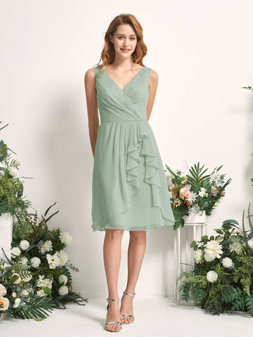Carlyna Vestido línea A escote en V hasta la rodilla gasa dama de honor Verde Salvia #color_verde-salvia