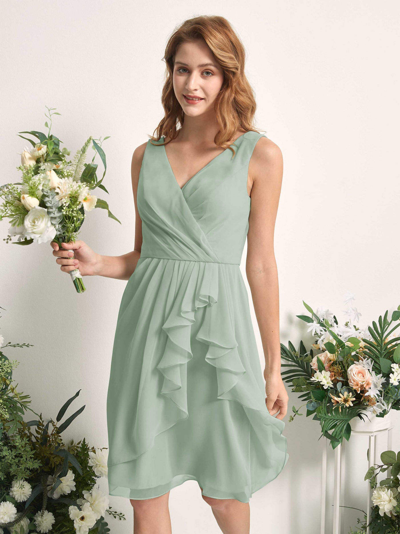 Carlyna Vestido línea A escote en V hasta la rodilla gasa dama de honor Verde Salvia #color_verde-salvia
