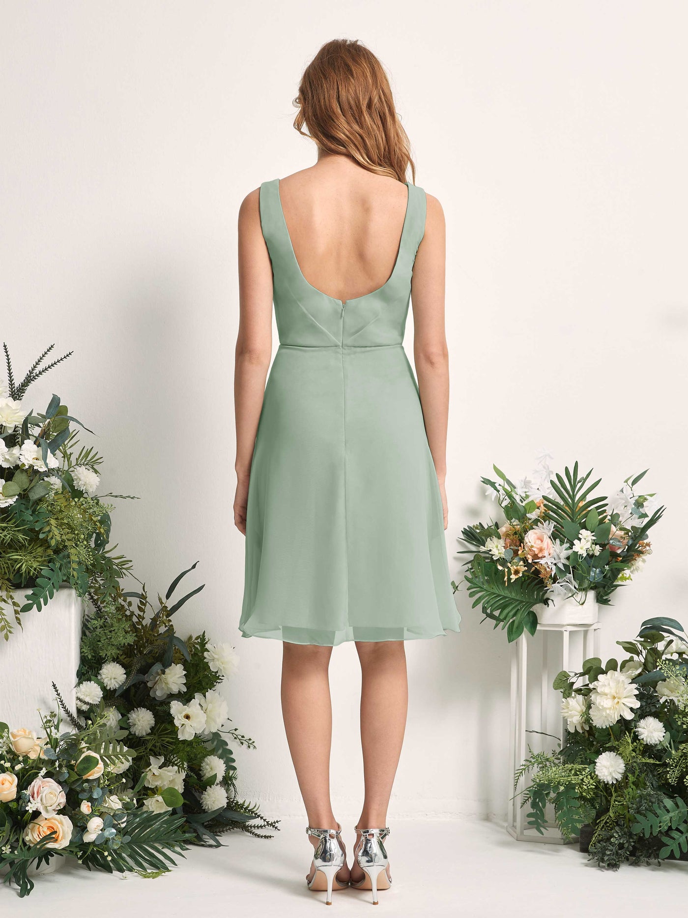 Carlyna Vestido línea A escote en V hasta la rodilla gasa dama de honor Verde Salvia #color_verde-salvia