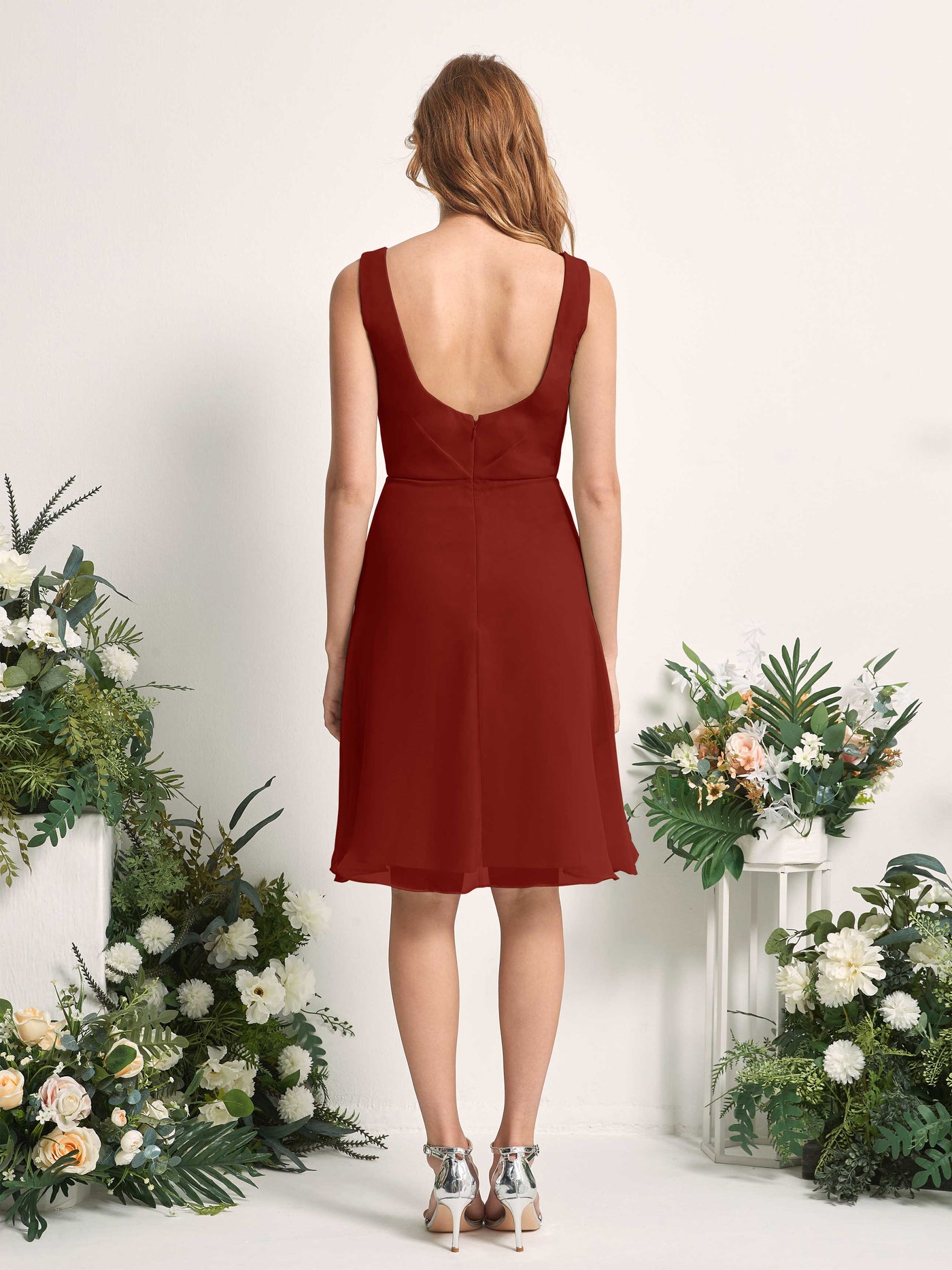 Carlyna Vestido línea A escote en V hasta la rodilla gasa dama de honor Óxido #color_xido