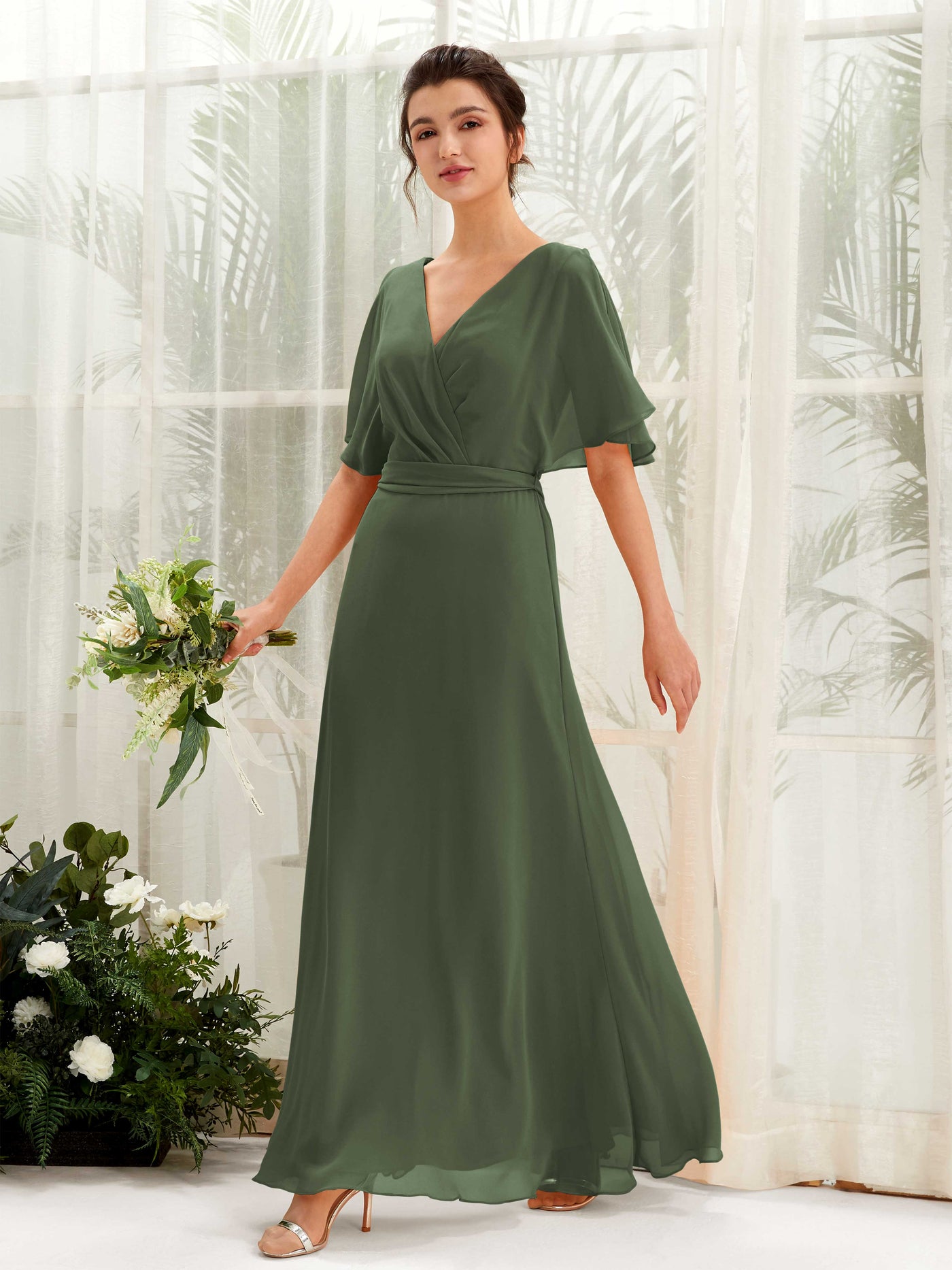 Carlyna Vestido Línea A Escote en V Manga Capa Hasta el suelo Dama de honor Oliva Martini #color_oliva-martini
