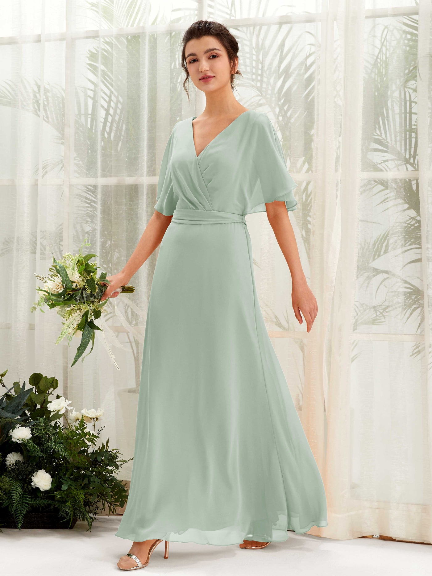 Carlyna Vestido Línea A Escote en V Manga Capa Hasta el suelo Dama de honor Verde Salvia #color_verde-salvia